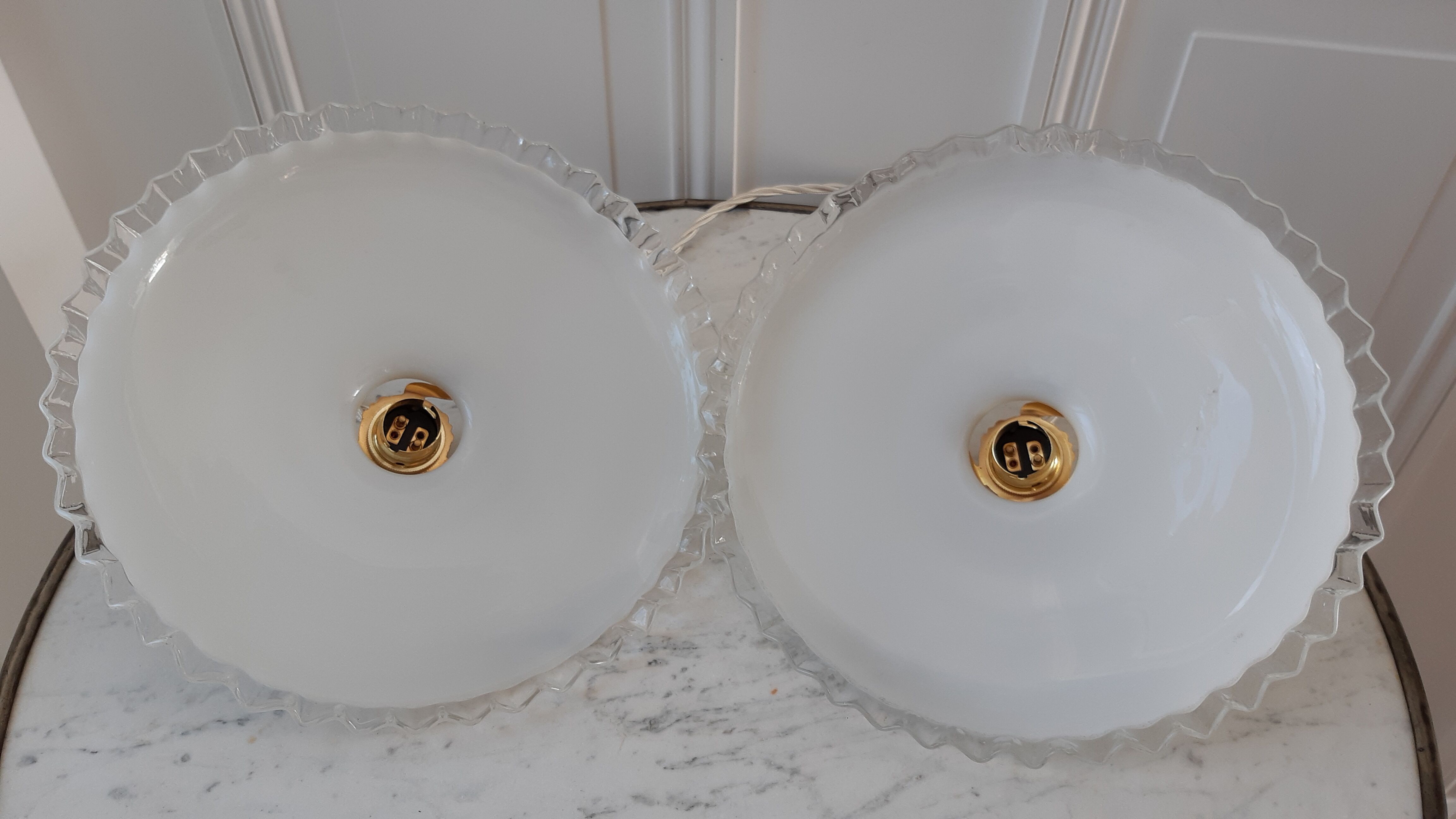Pair of suspensions in pleated opaline and rounded border 30-40s