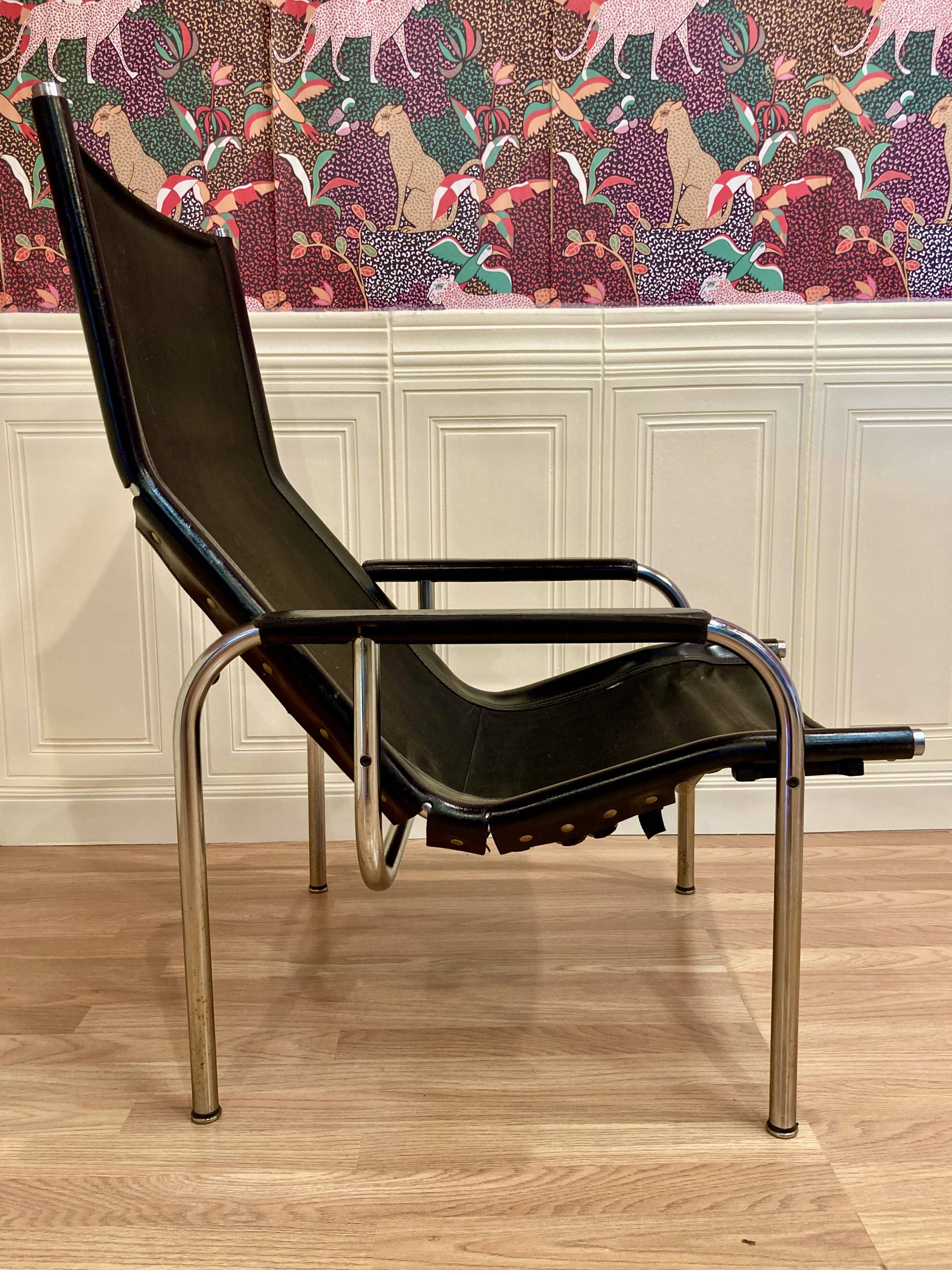 Set of 2 black leather and chrome reclining chairs designed by Hans Eichenberger.