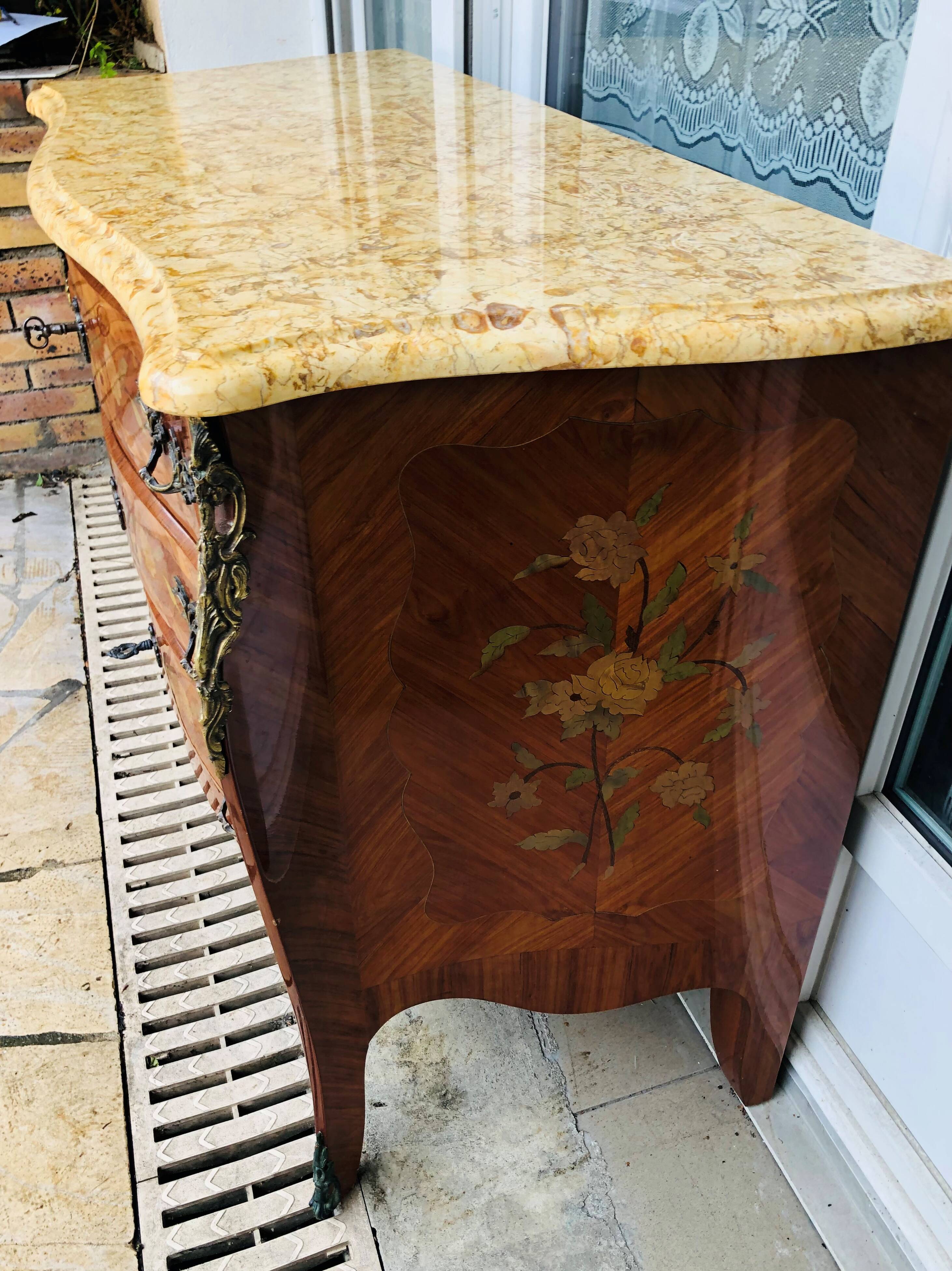 Commode trois tiroirs en marqueterie de style Louis XV