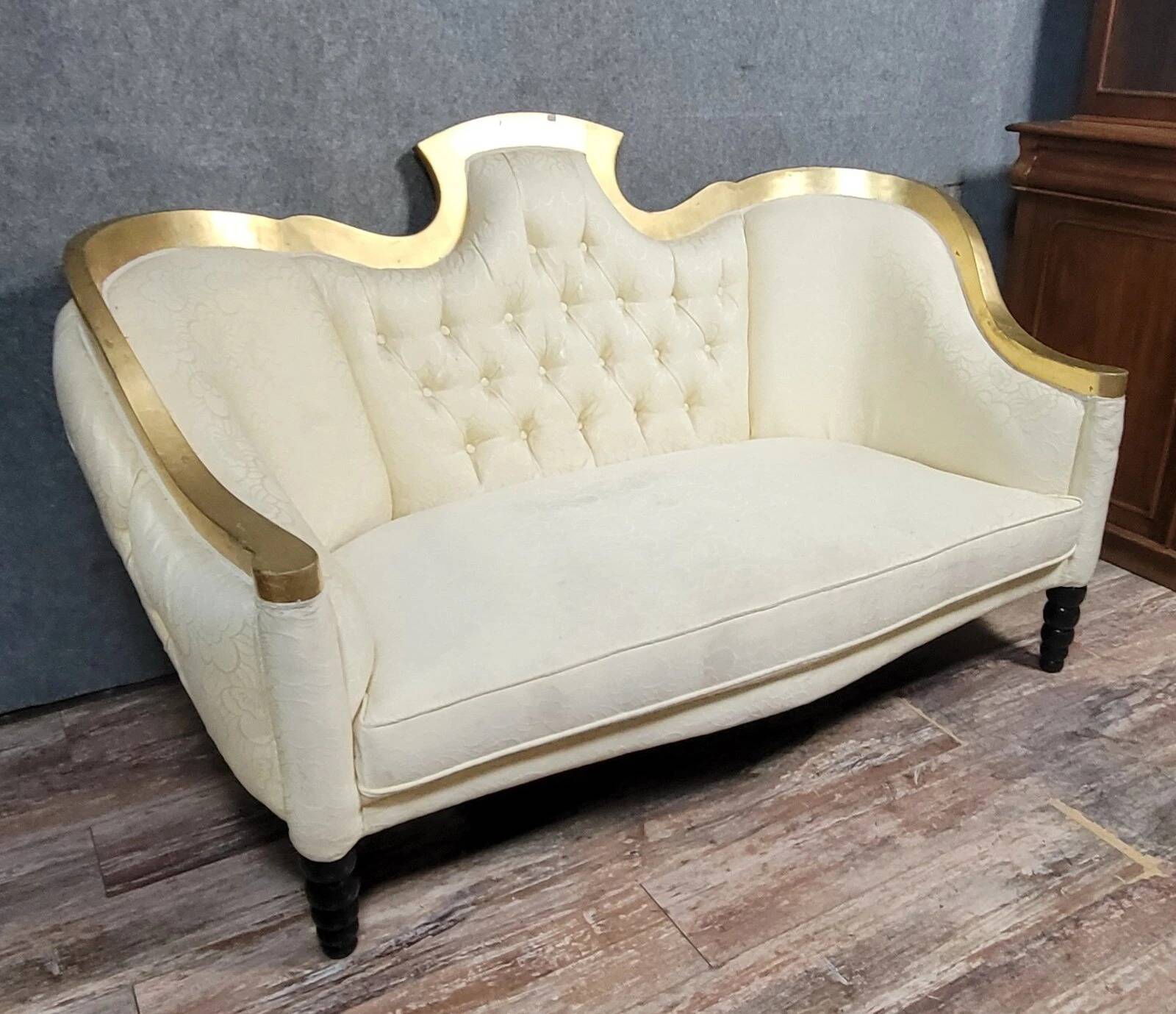 Banquette vintage à dossier capitonné, revêtu d’un tissu ivoire