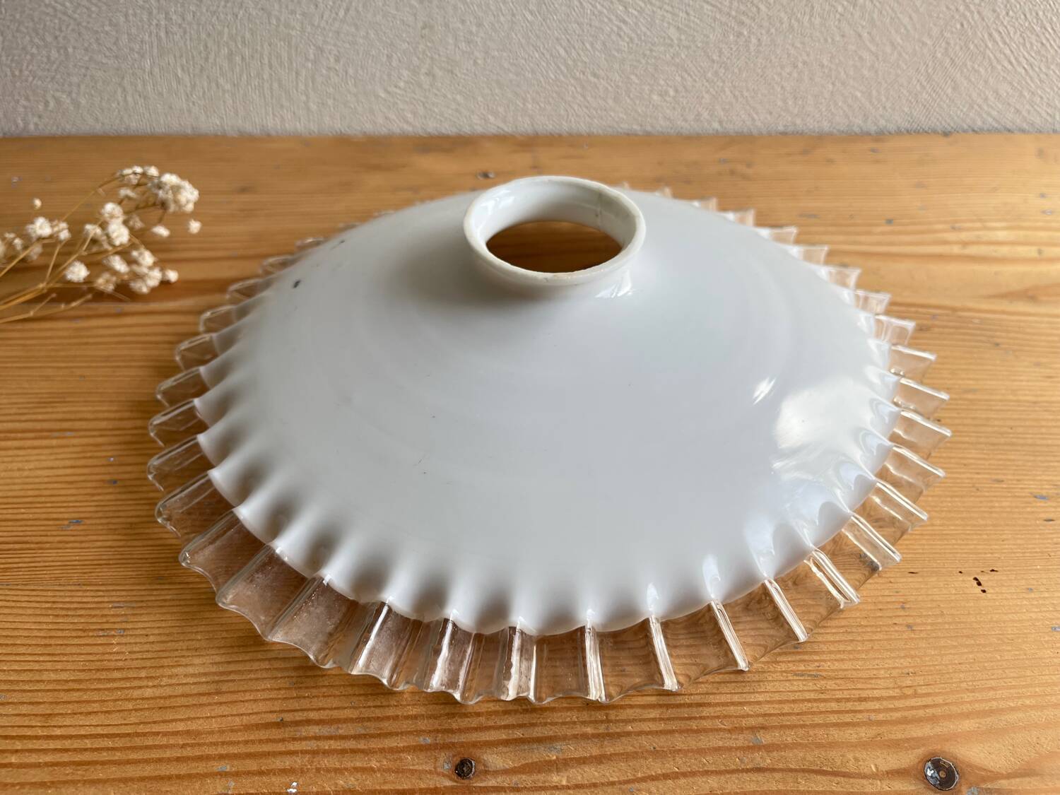 Old lampshade/suspension in white lace opaline.
