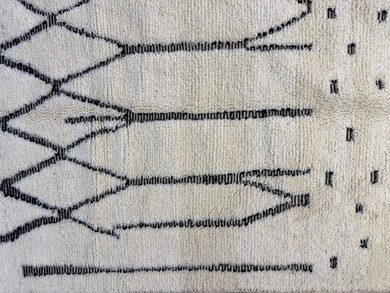 Decorated white Berber rug 270cm x 150cm