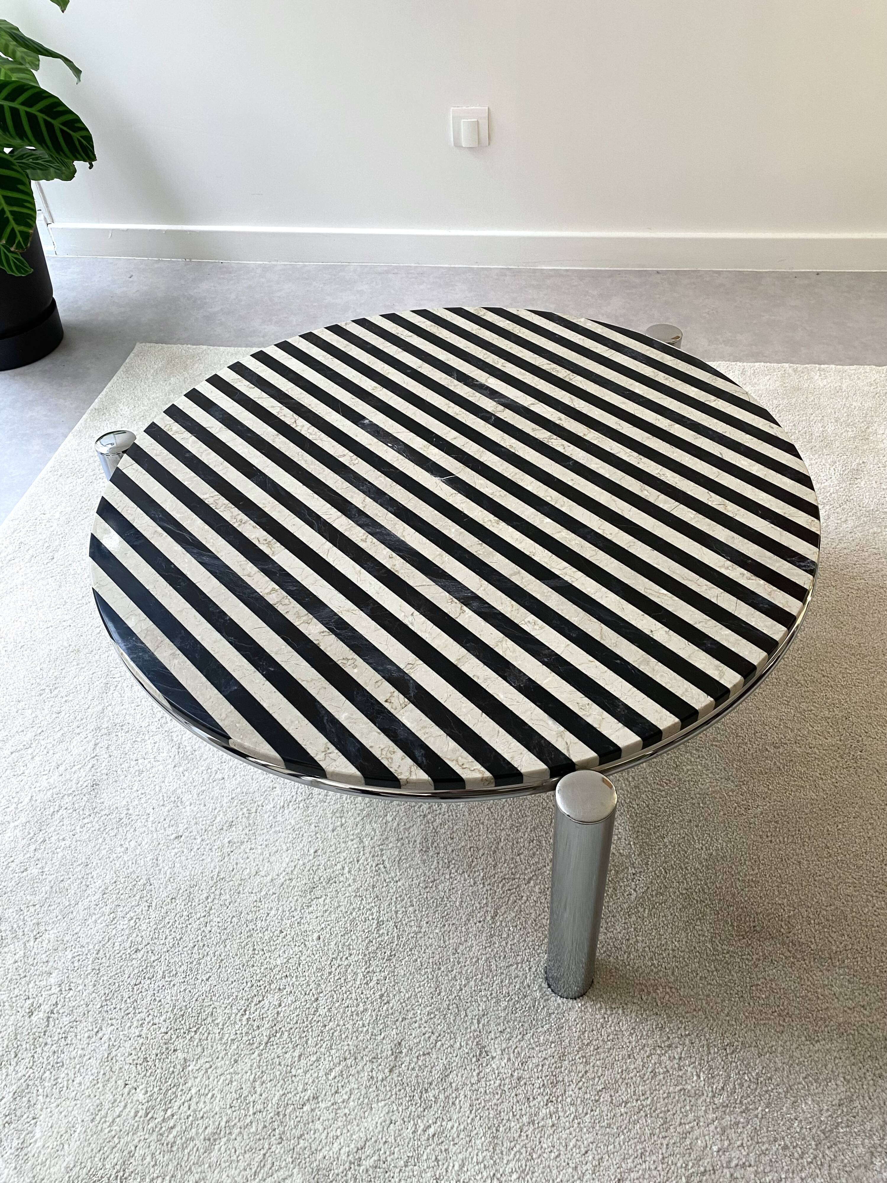 Table basse tripode, plateau en marbre crème et noir, vintage 1970