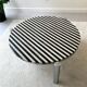 Table basse tripode, plateau en marbre crème et noir, vintage 1970
