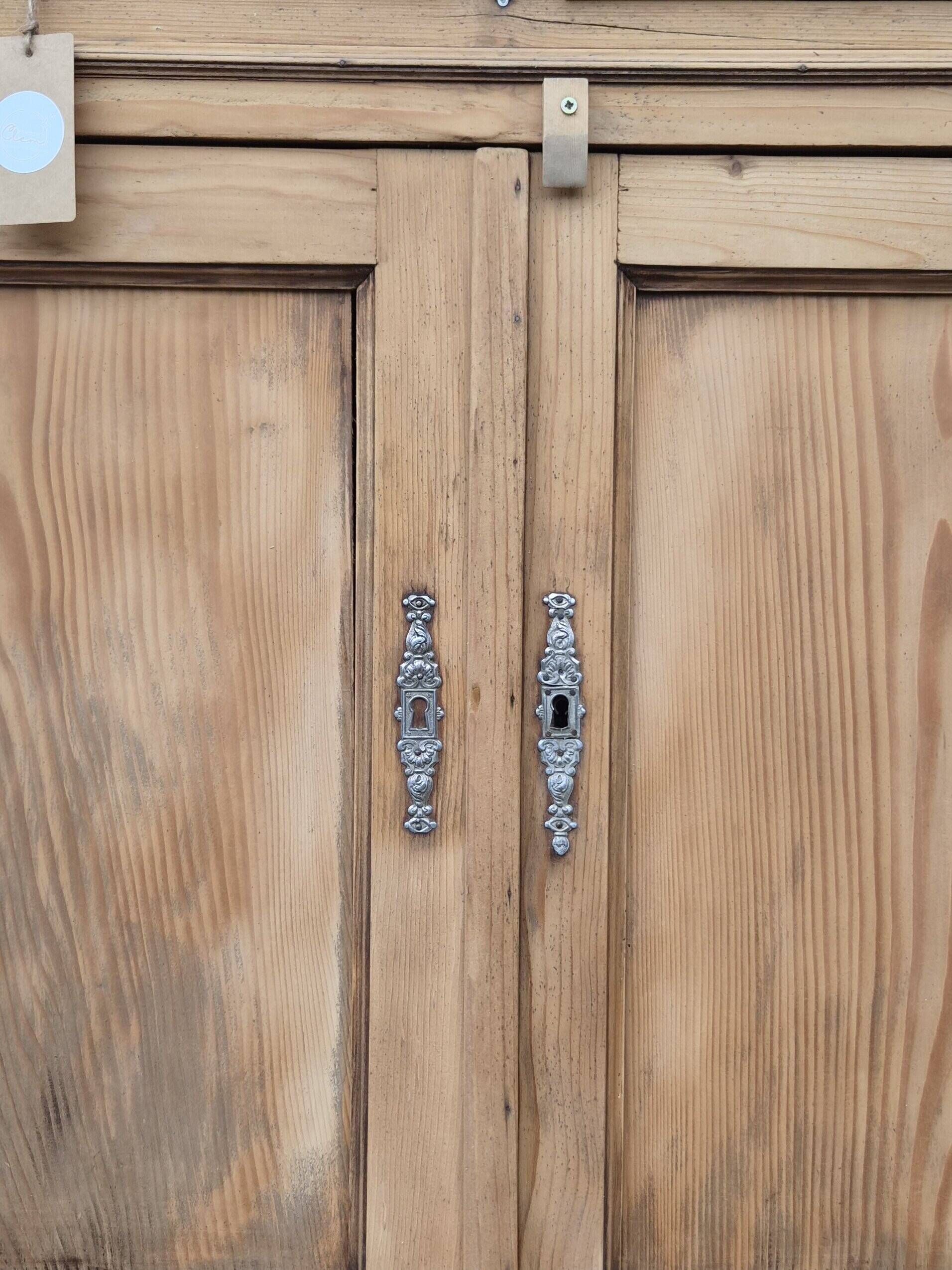 Buffet bas ancien XIXe siècle en bois massif rénové | Henry