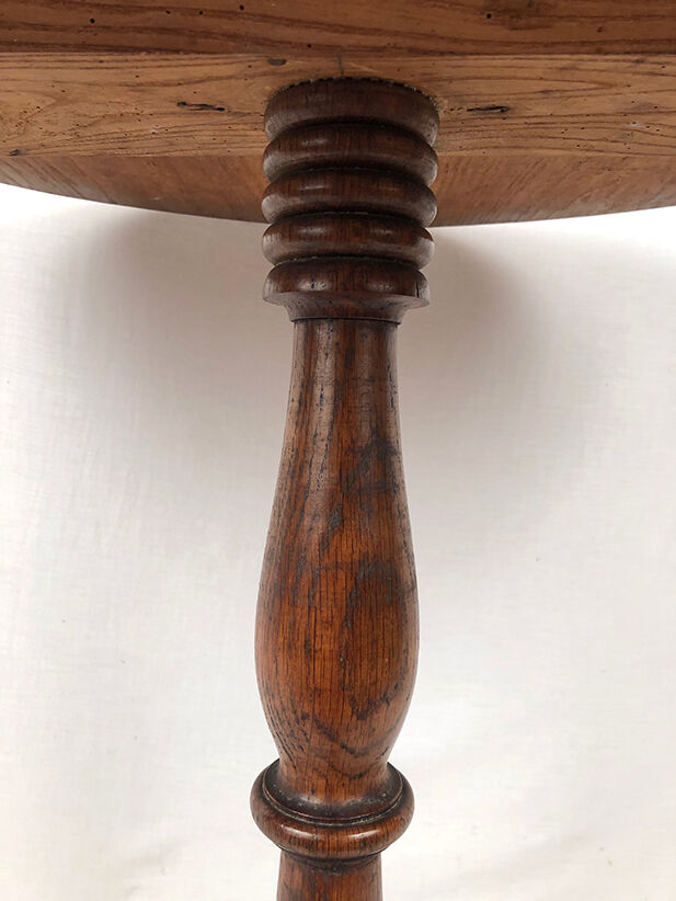 Round pedestal table in fruit wood