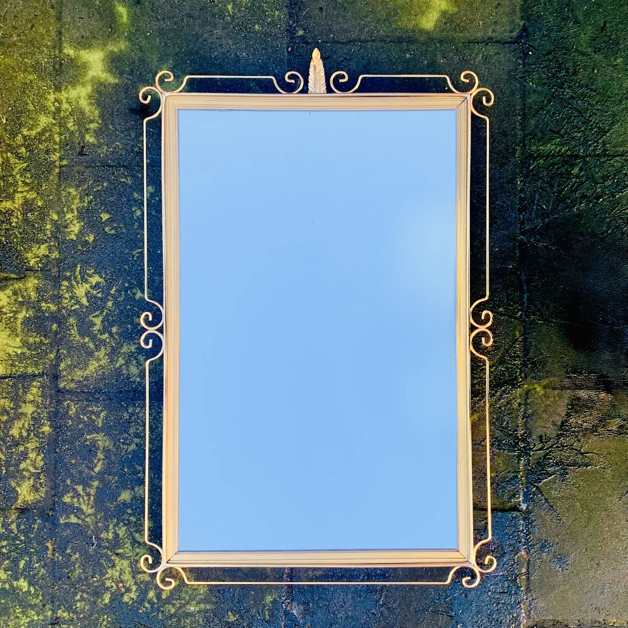 Miroir mural Hollywood Regency en laiton doré - 70 x 46 cm