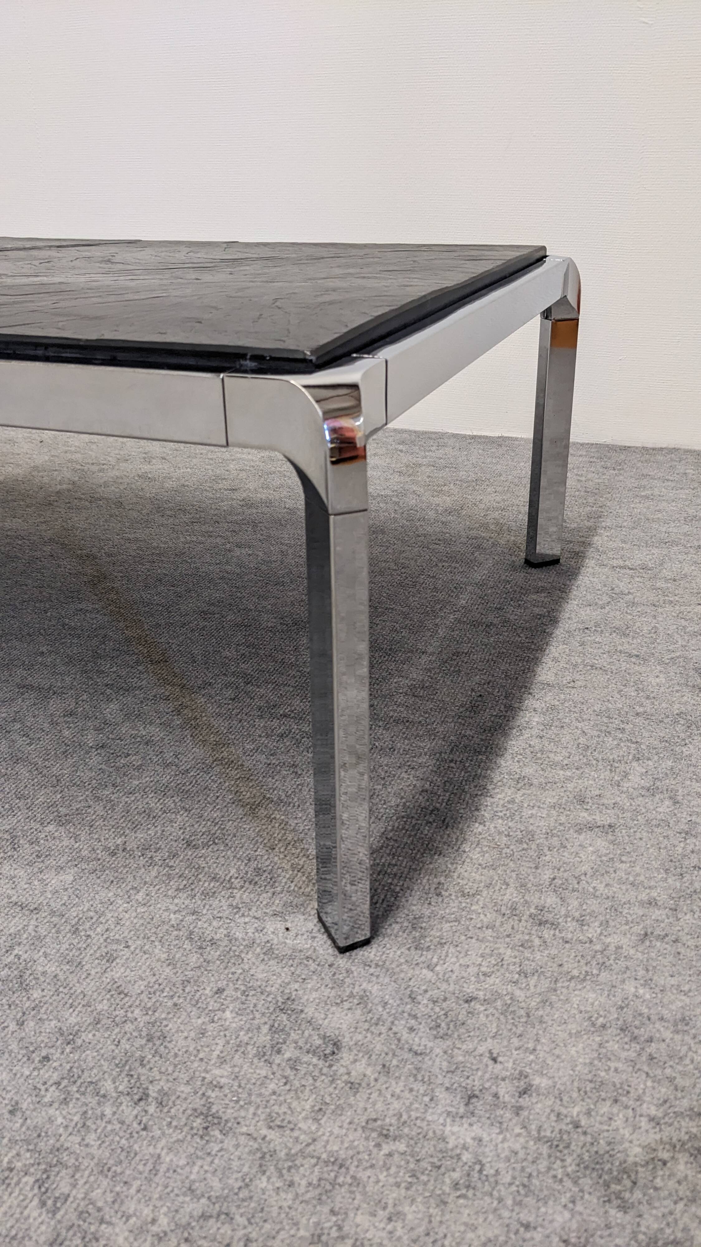 Table basse moderniste en ardoise et métal chromé, Italie vers 1970