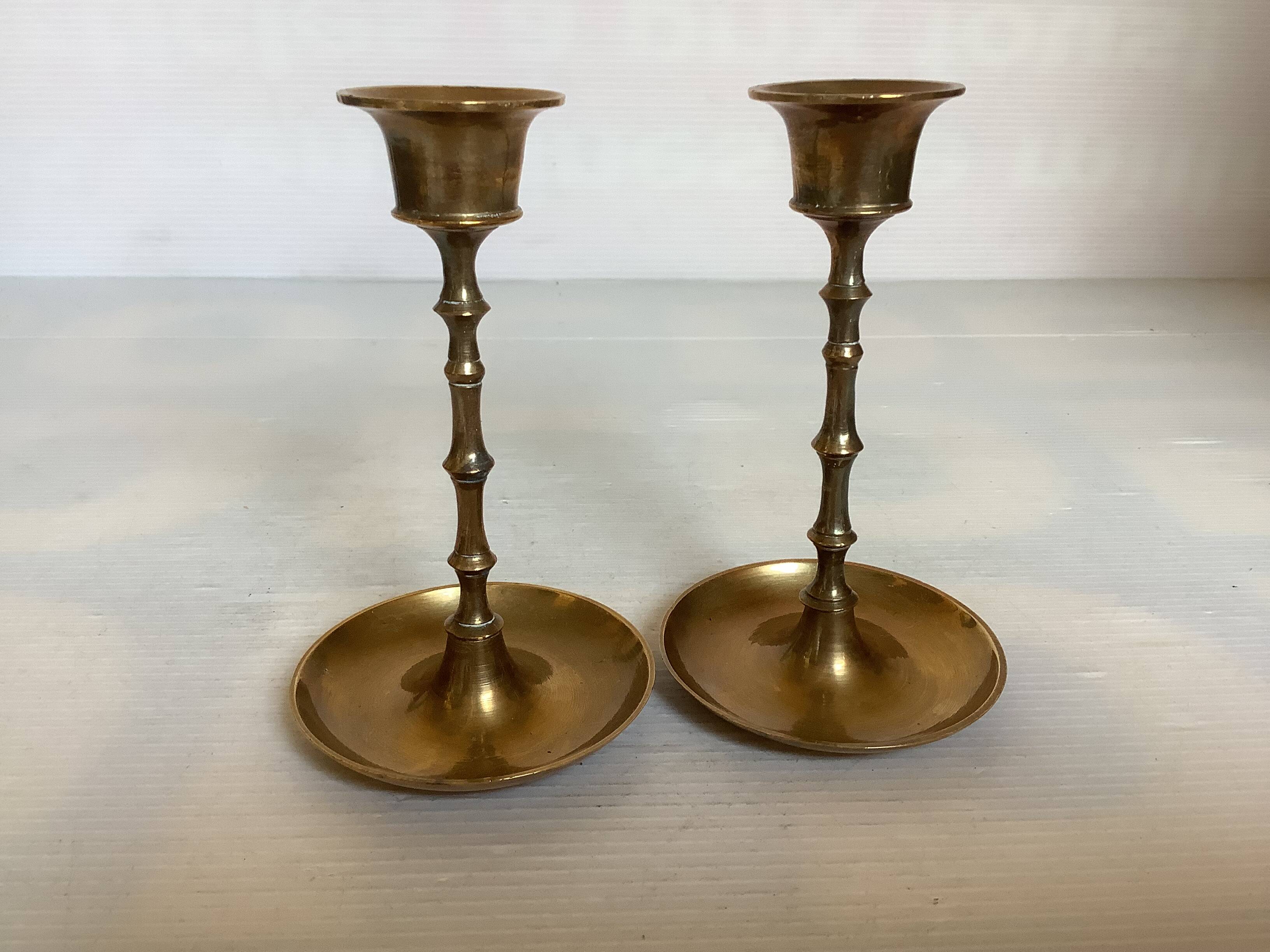 Paire de petits bougeoirs en laiton