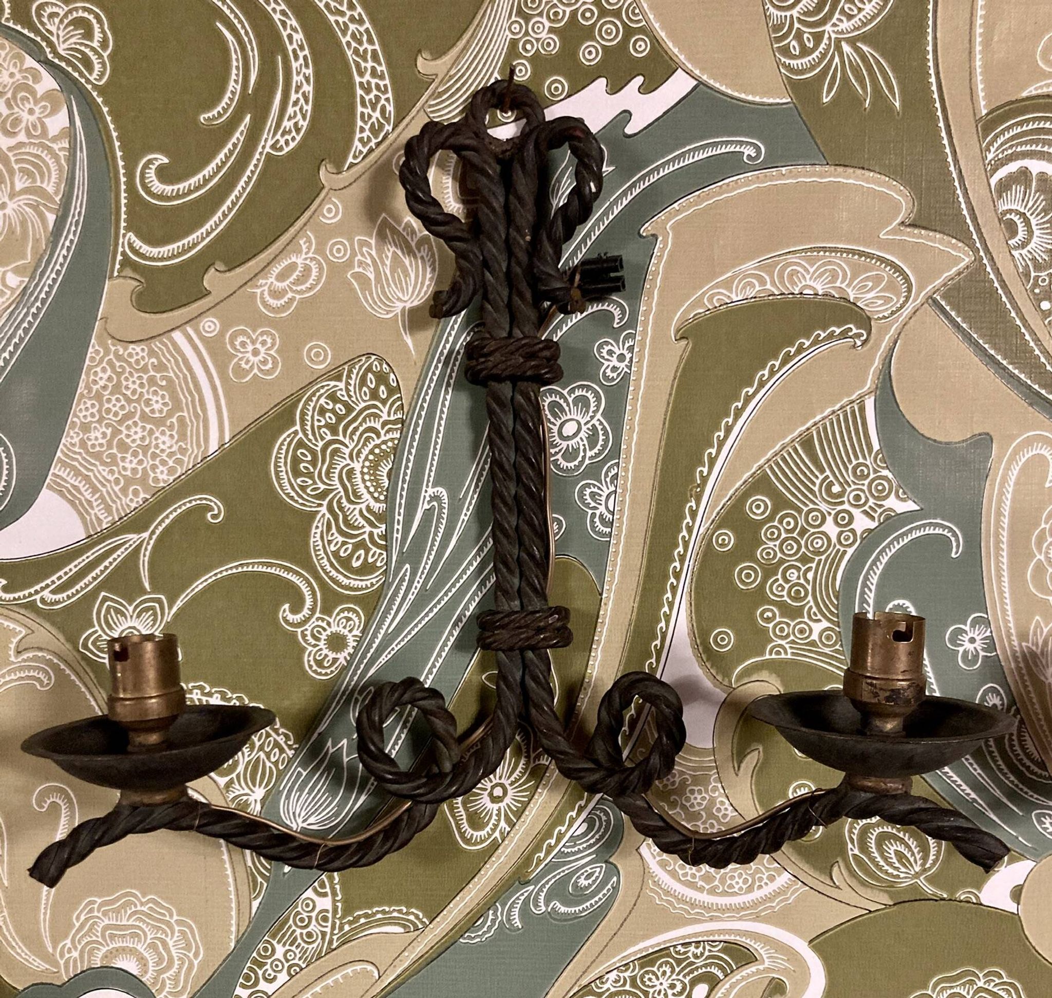 Paire d’appliques en fer forgé cordé