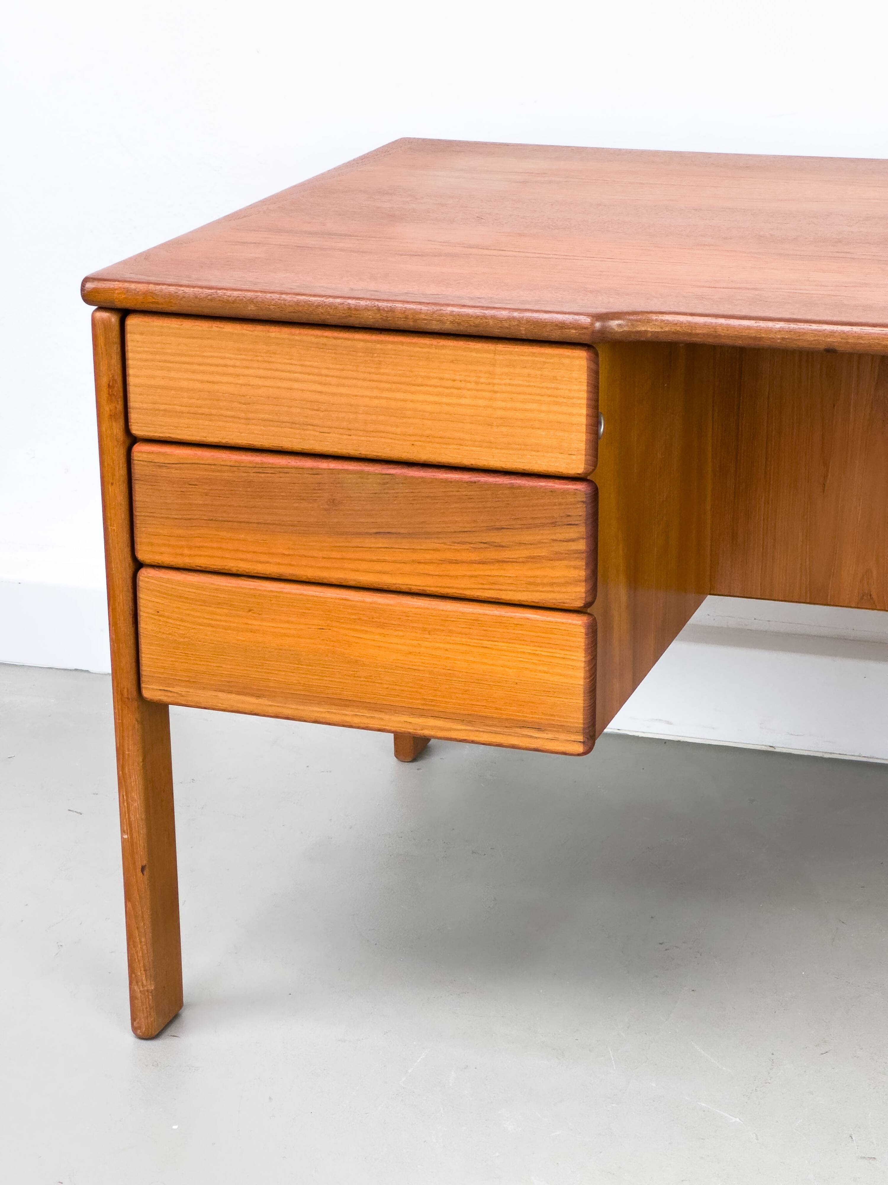 Bureau autoportant en teck avec porte et tiroirs, années 1970