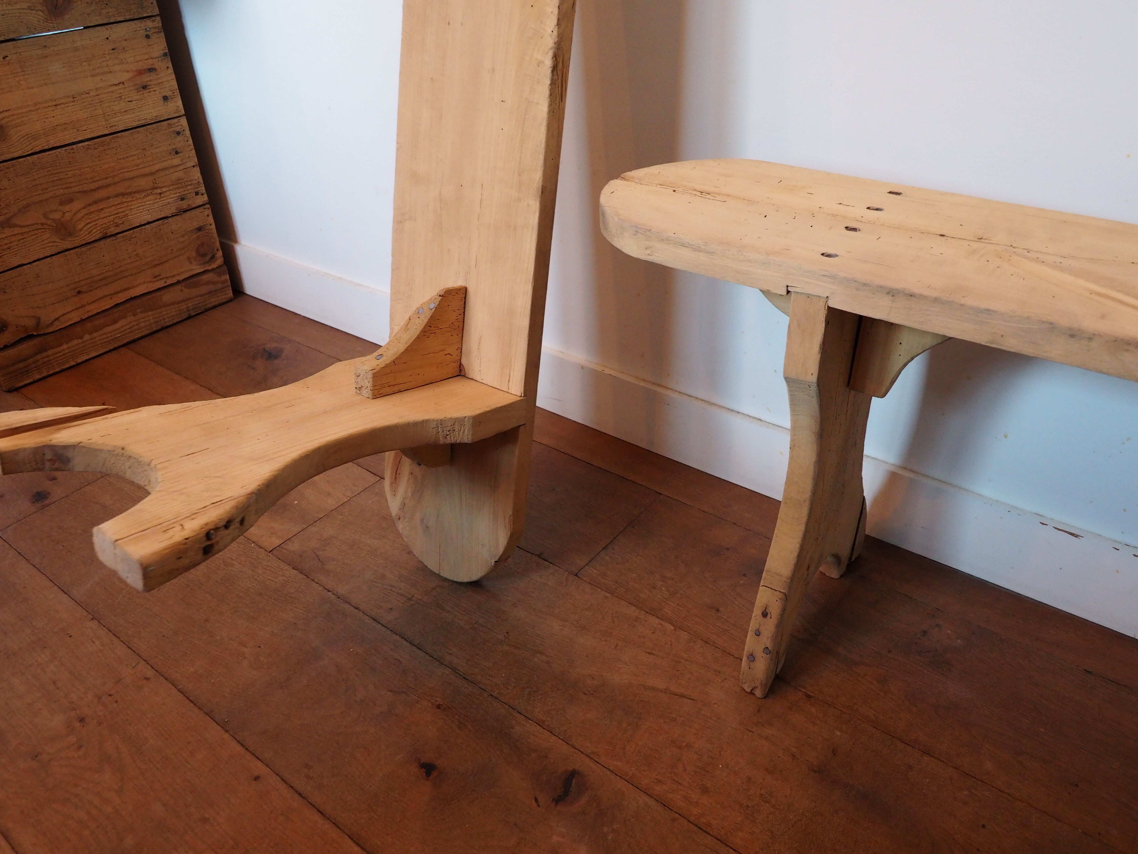 Une paire de bancs de ferme