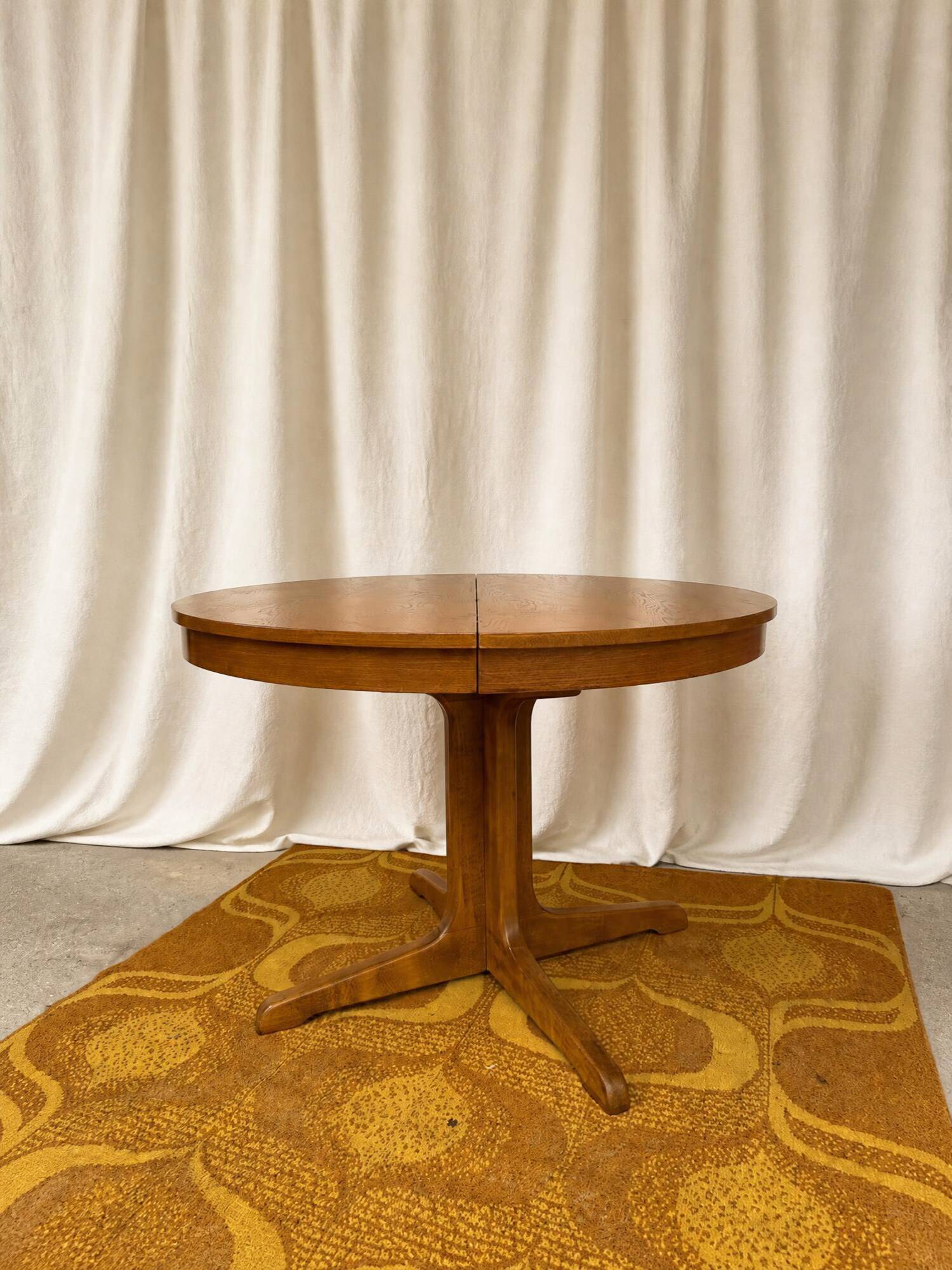 Round table with central base from the 1960s by Baumann.