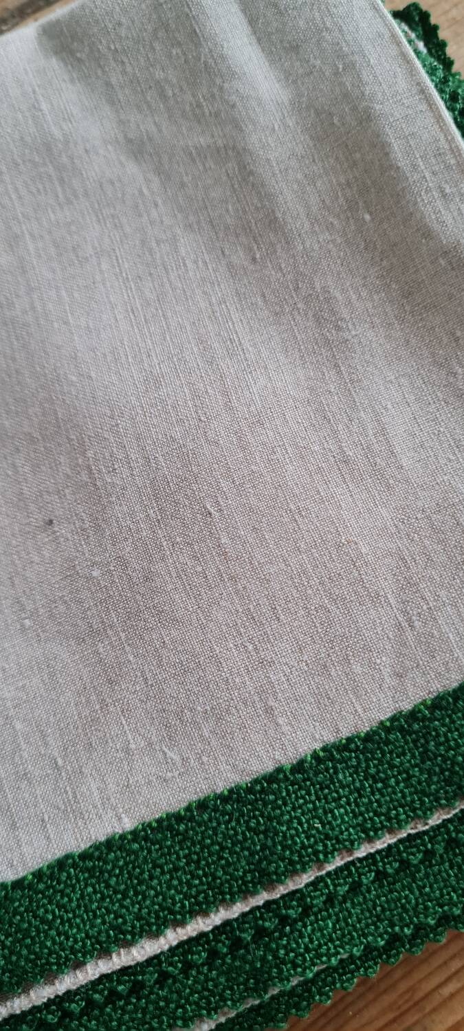 Set of 4 hand-embroidered linen napkins