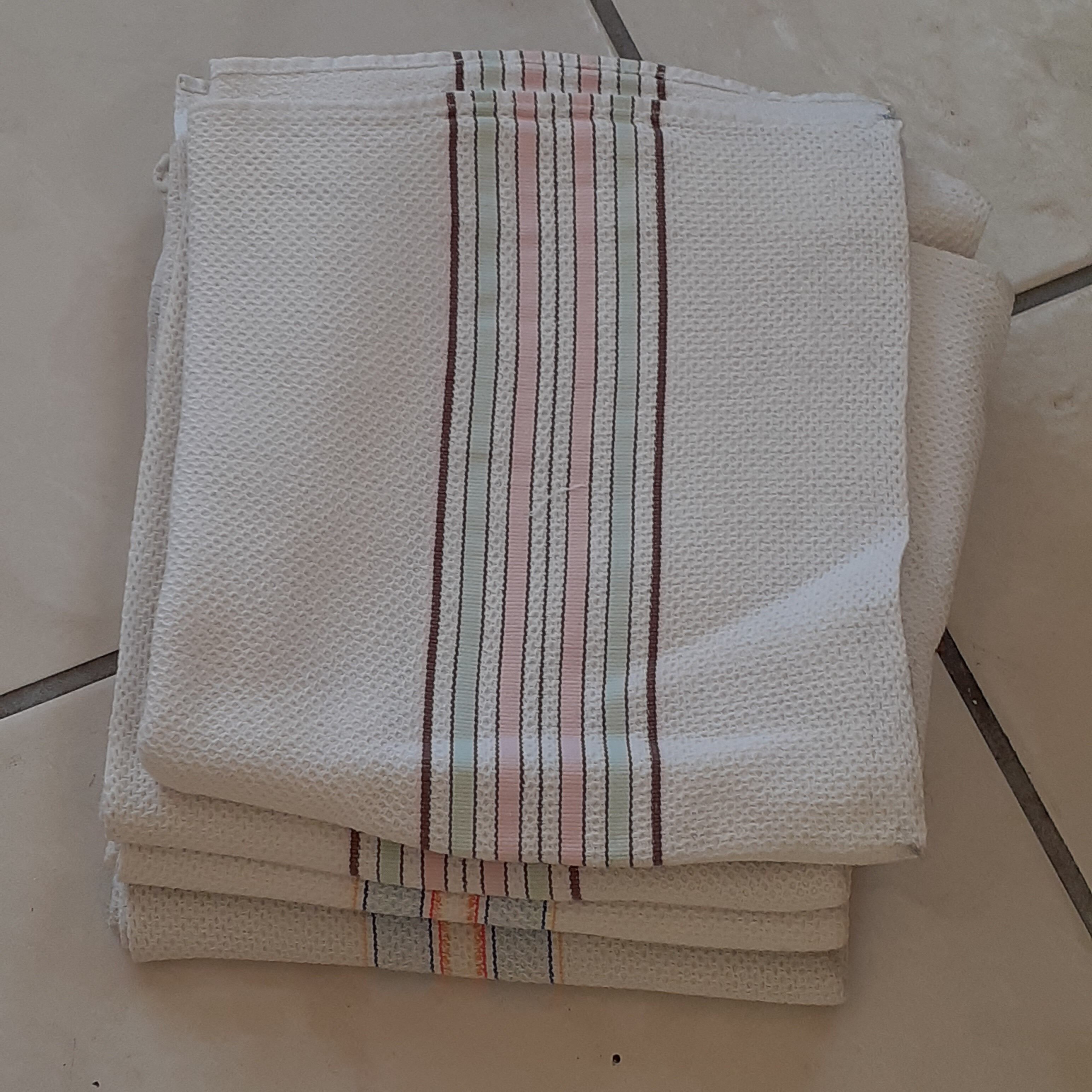 4 honeycomb tea towels. Scratches.