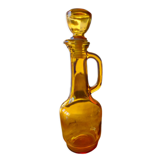 Carafe jaune avec anse et bec verseur