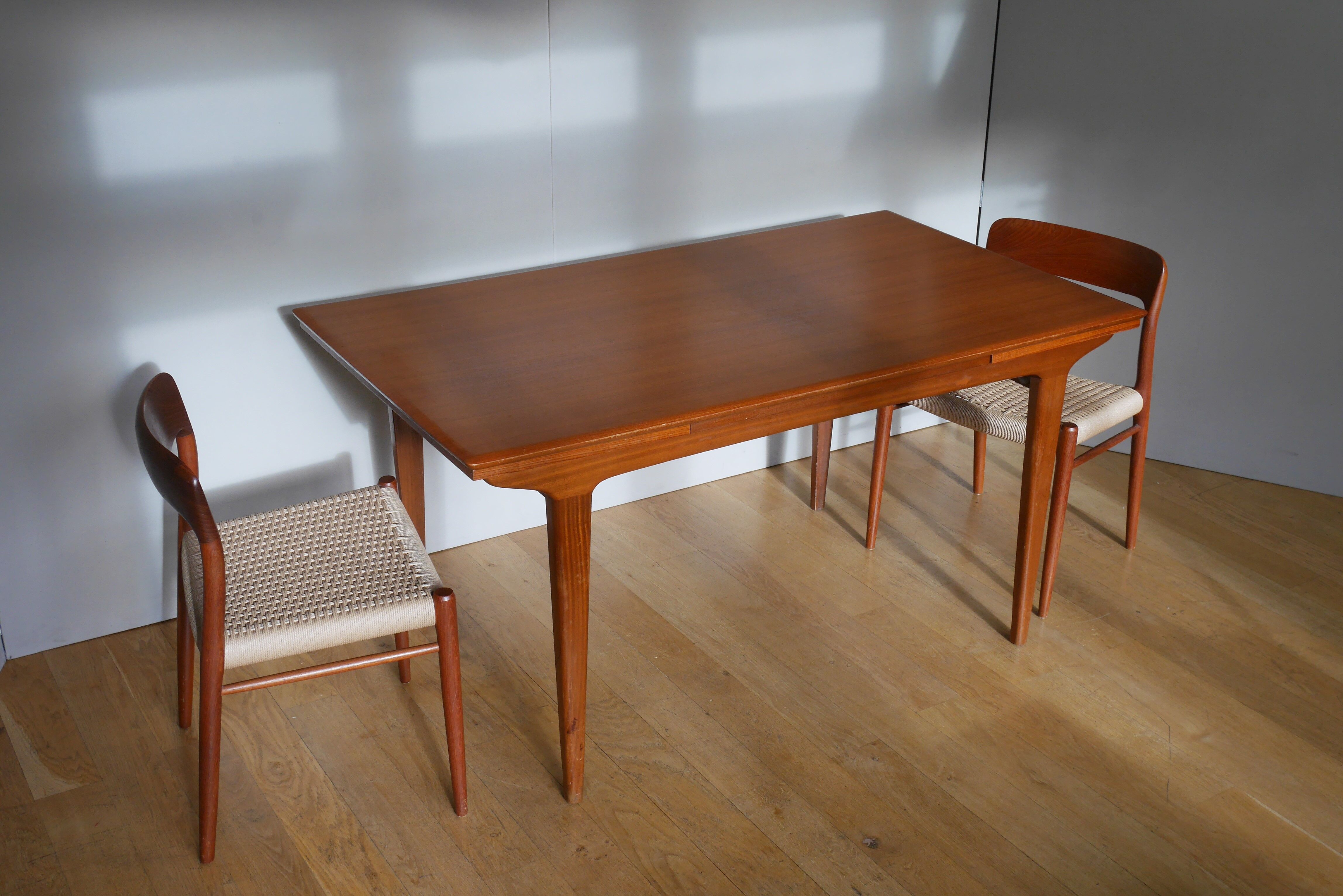 Rectangular Scandinavian extendable teak table