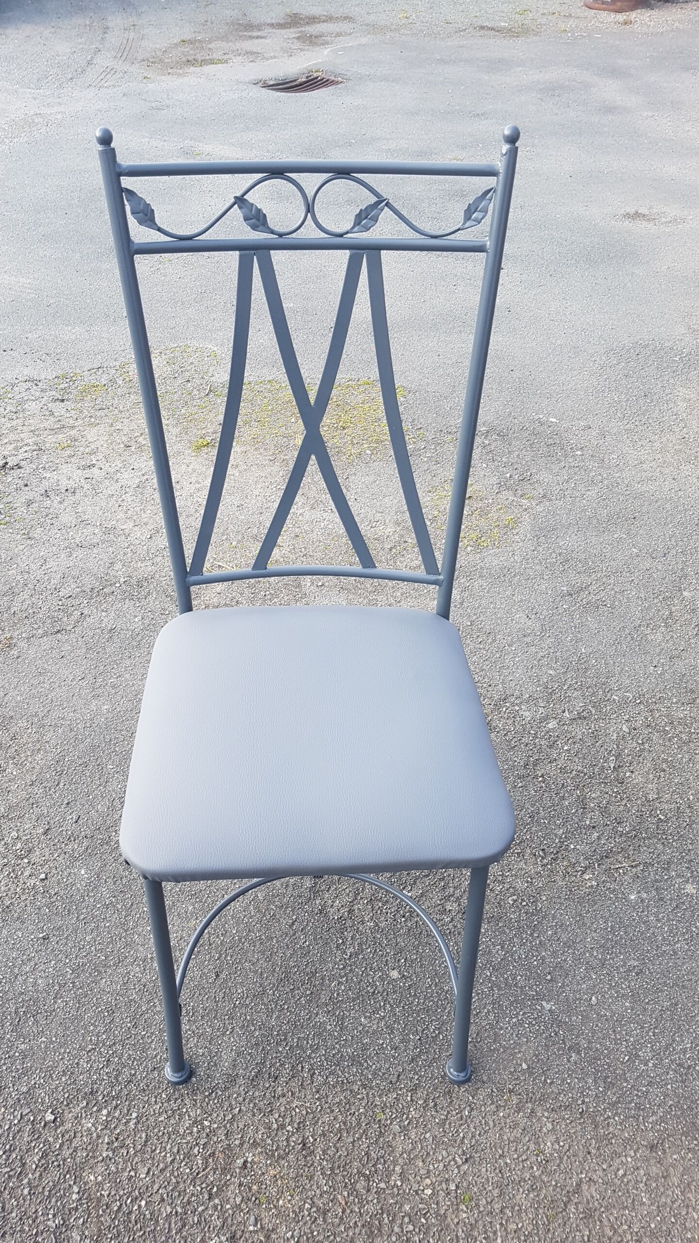 Table ronde et 4 chaises en fer forgé