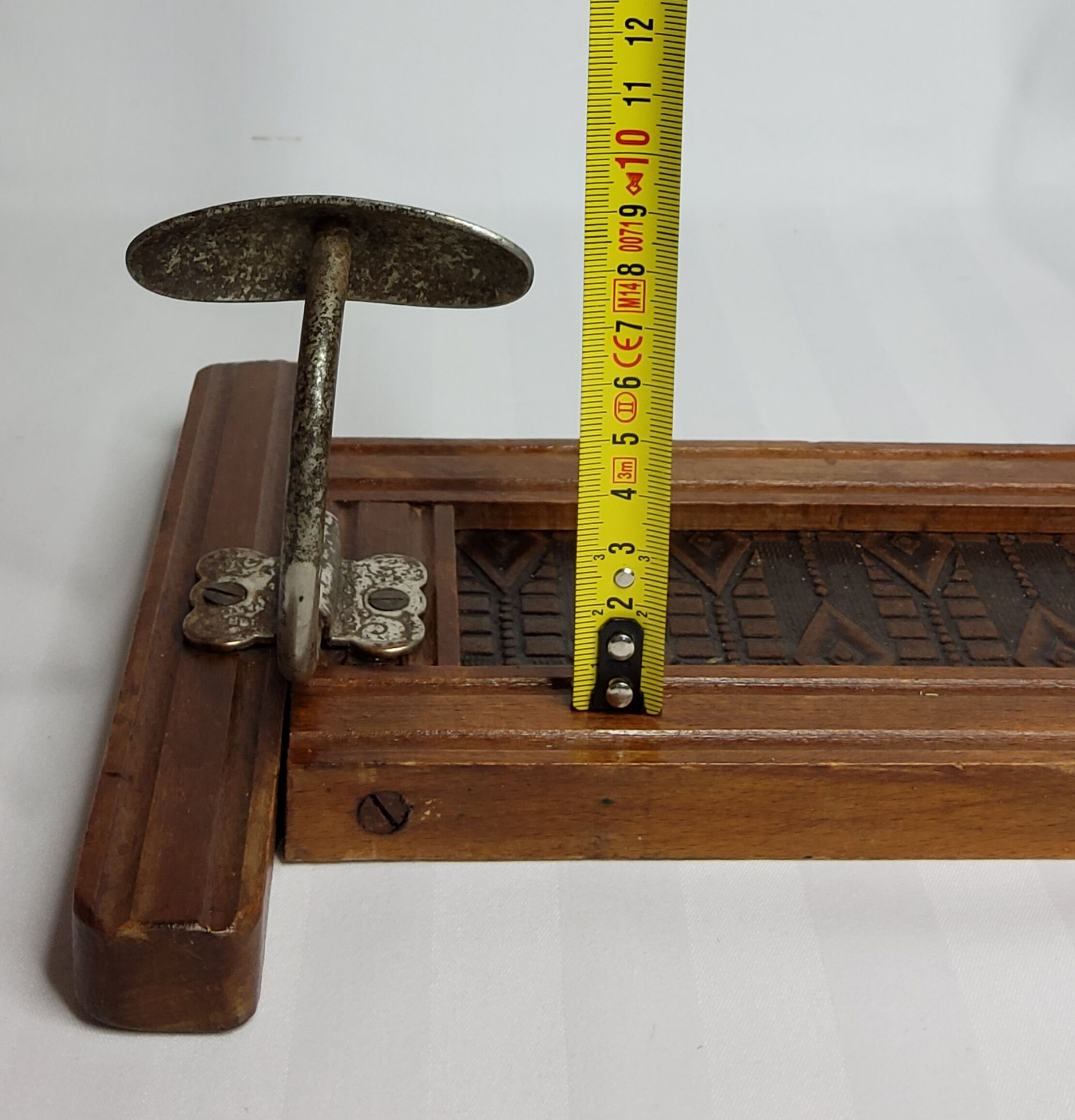 Portemanteau 1900 en métal et bois estampillé Innova, 3 patères