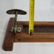 Portemanteau 1900 en métal et bois estampillé Innova, 3 patères