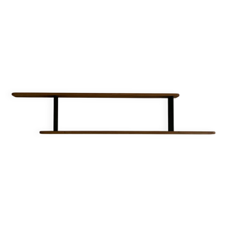 Étagère en bois teinté