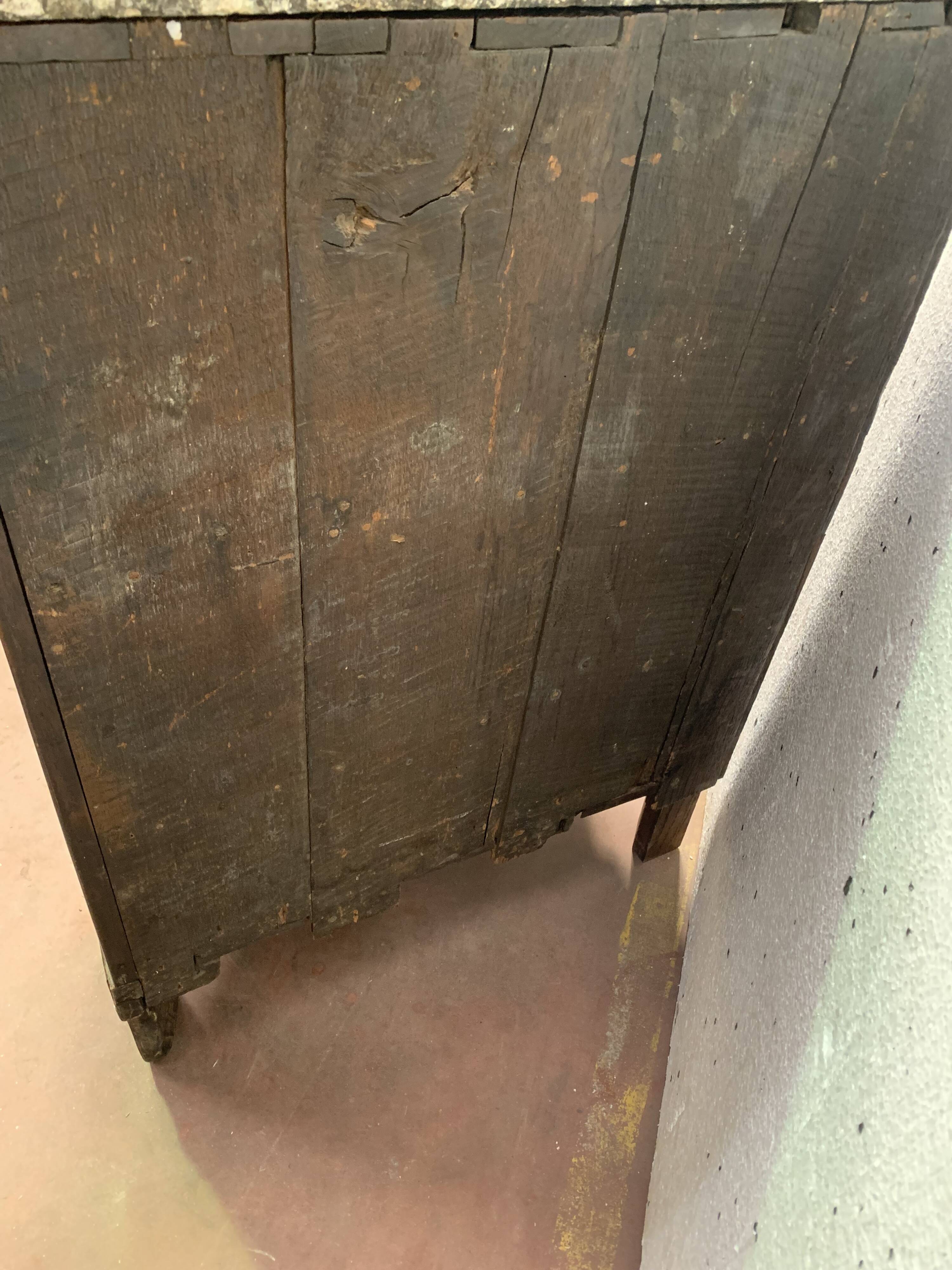 Notch has two curved doors mahogany and rosewood xviii century