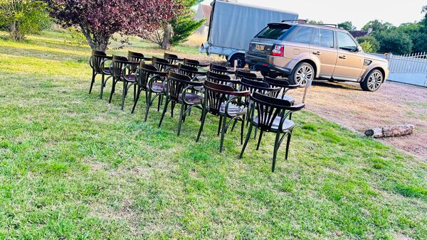 16 Chaises Bistro avec des pieds metal