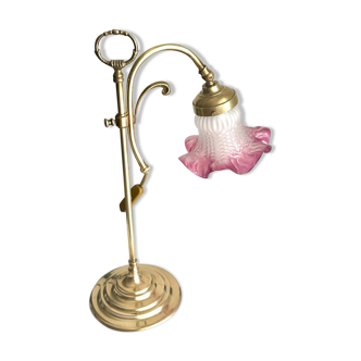 Lampe style Art Nouveau en laiton doré et tulipe en opaline rose