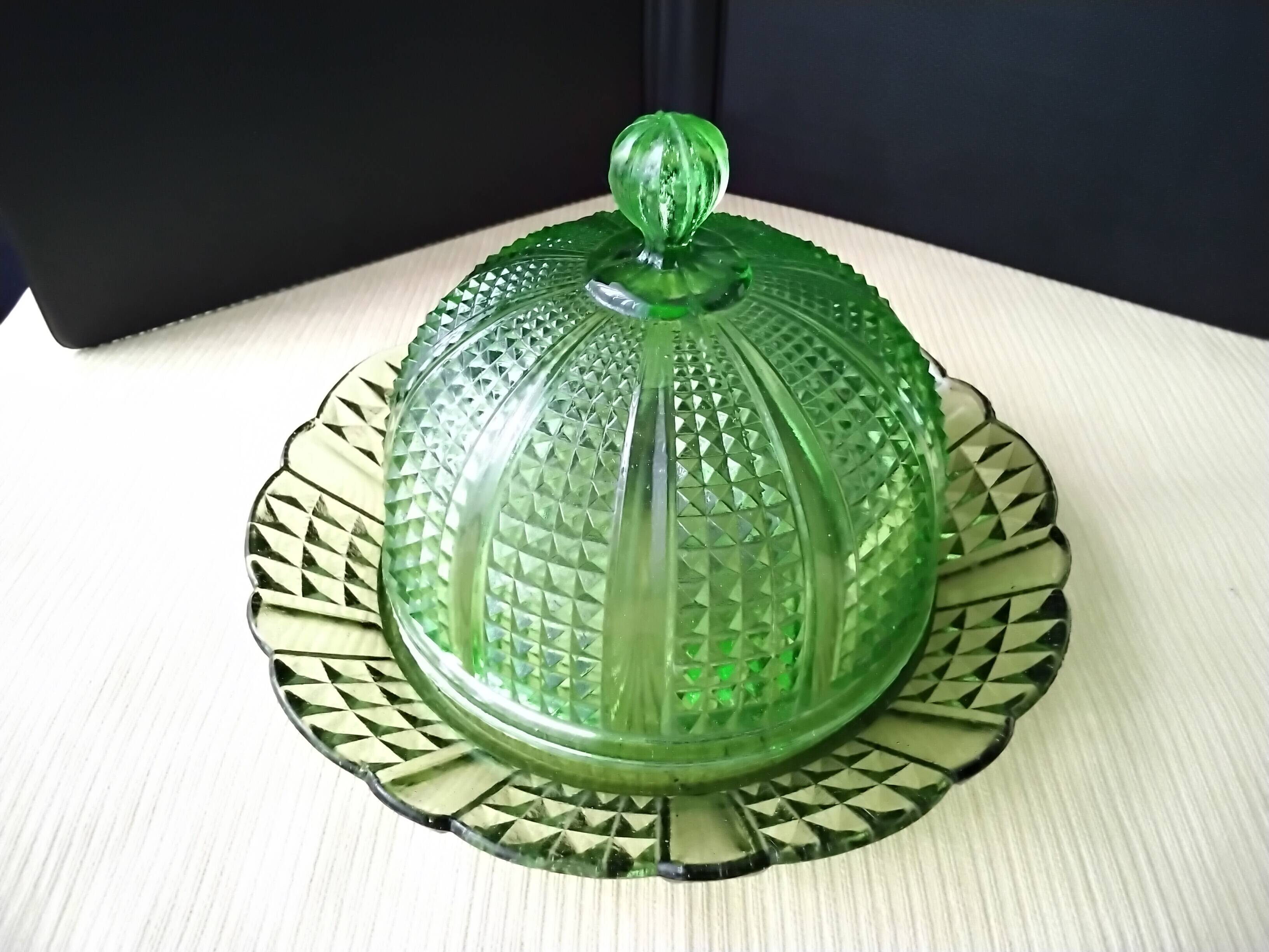 Cheese bell and its molded pressed glass tray
