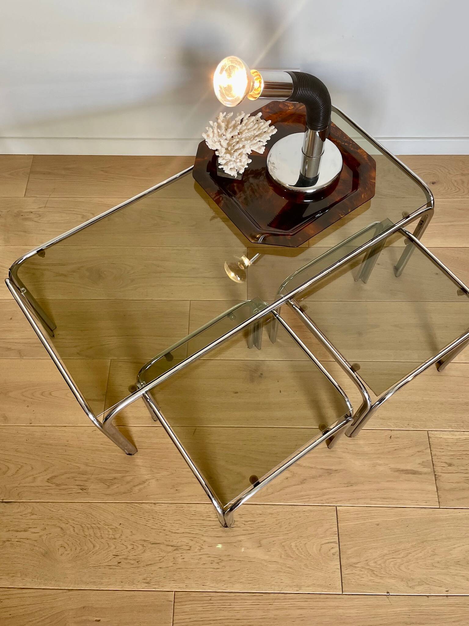 Table basse et tables d’appoint, chrome et verre fumé