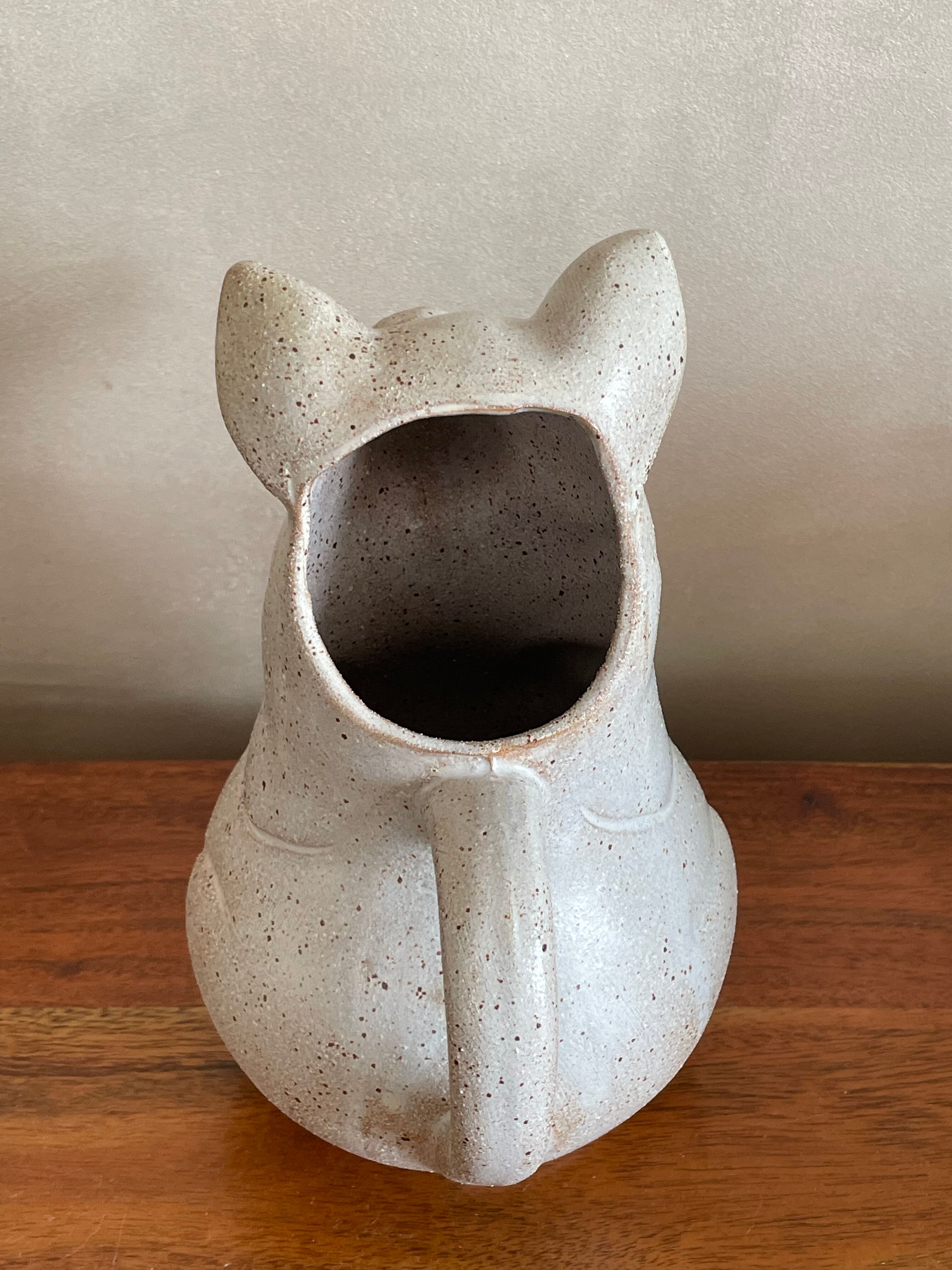 Pig-shaped sandstone pitcher