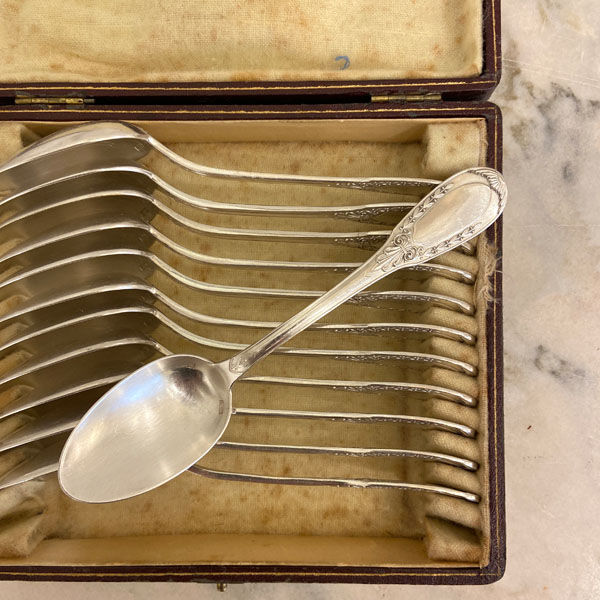 Series of 12 dessert spoons, silver metal