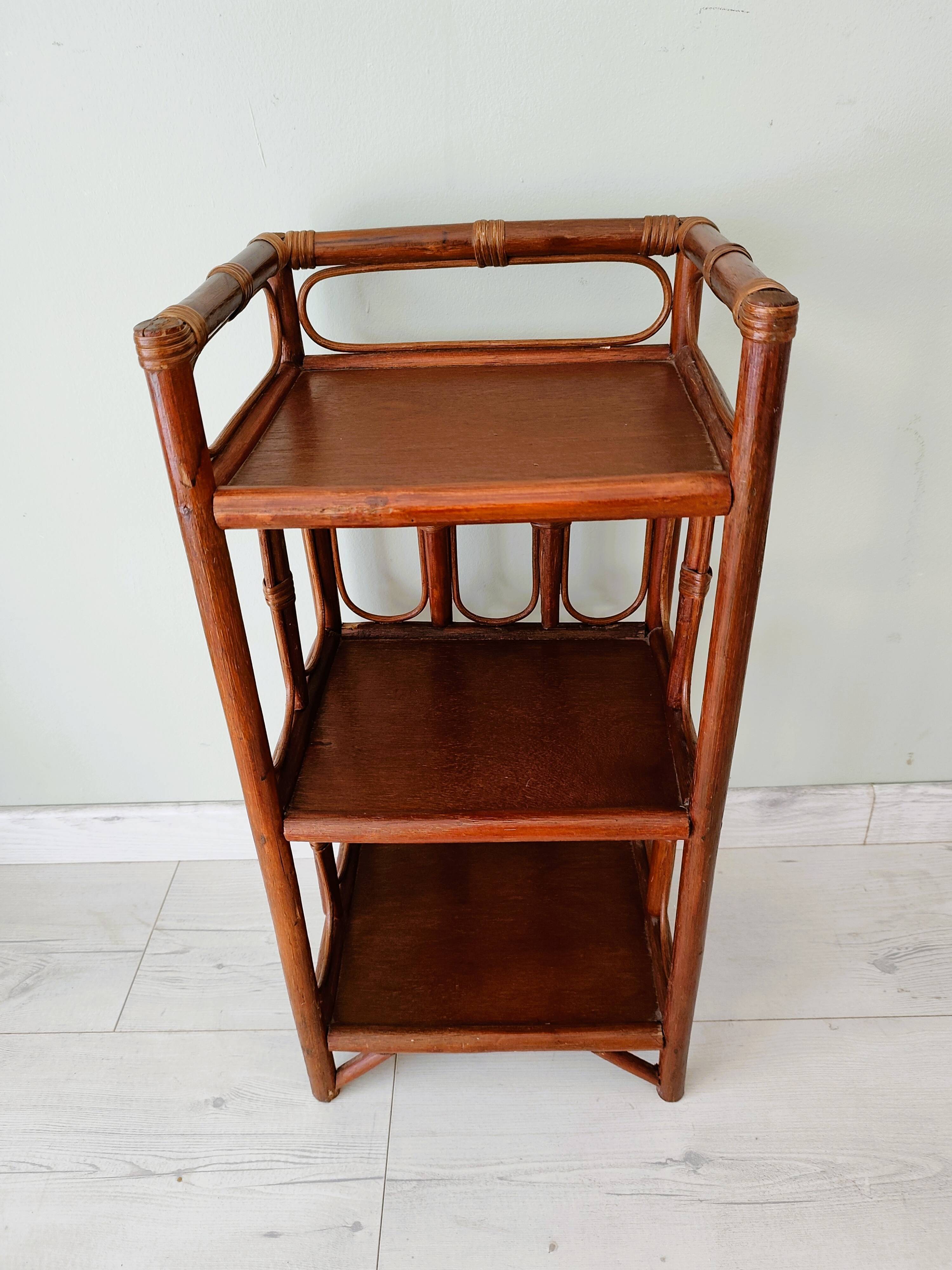 Petite table d'appoint ancienne en bambou et bois