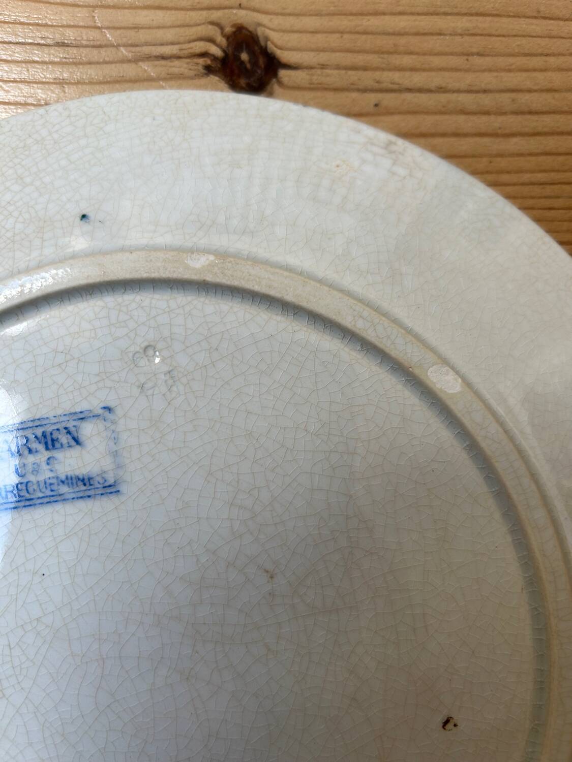 Assiette plate ancienne Terre de Fer « Carmen »