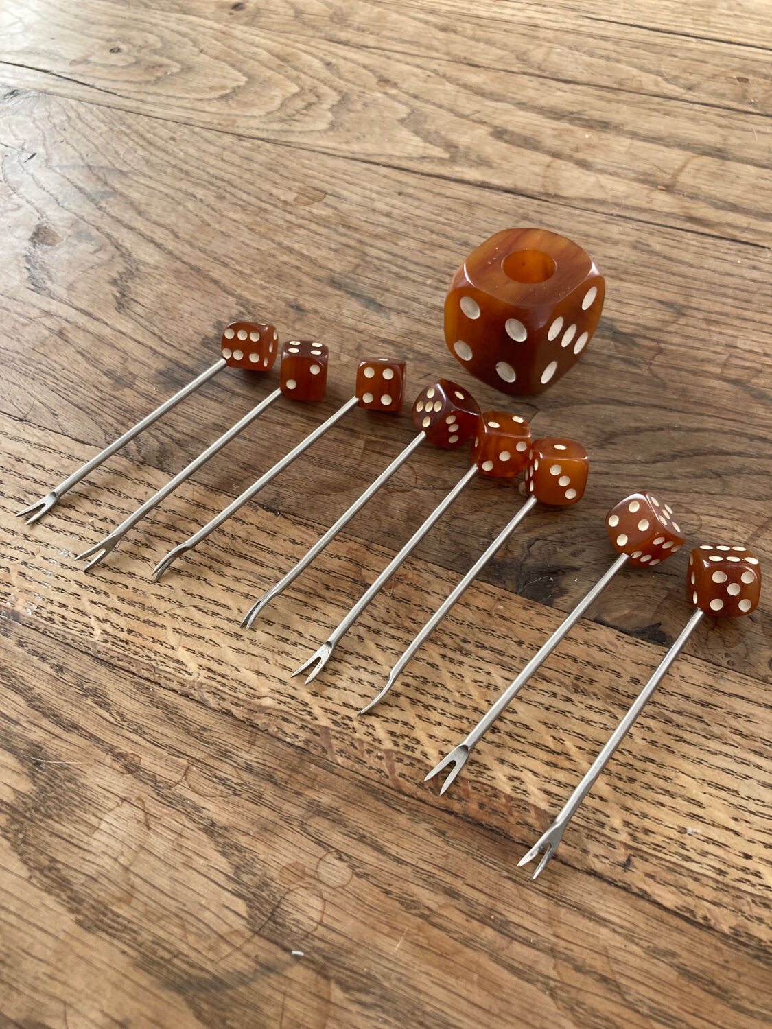 Big dice aperitif peaks in Bakelite