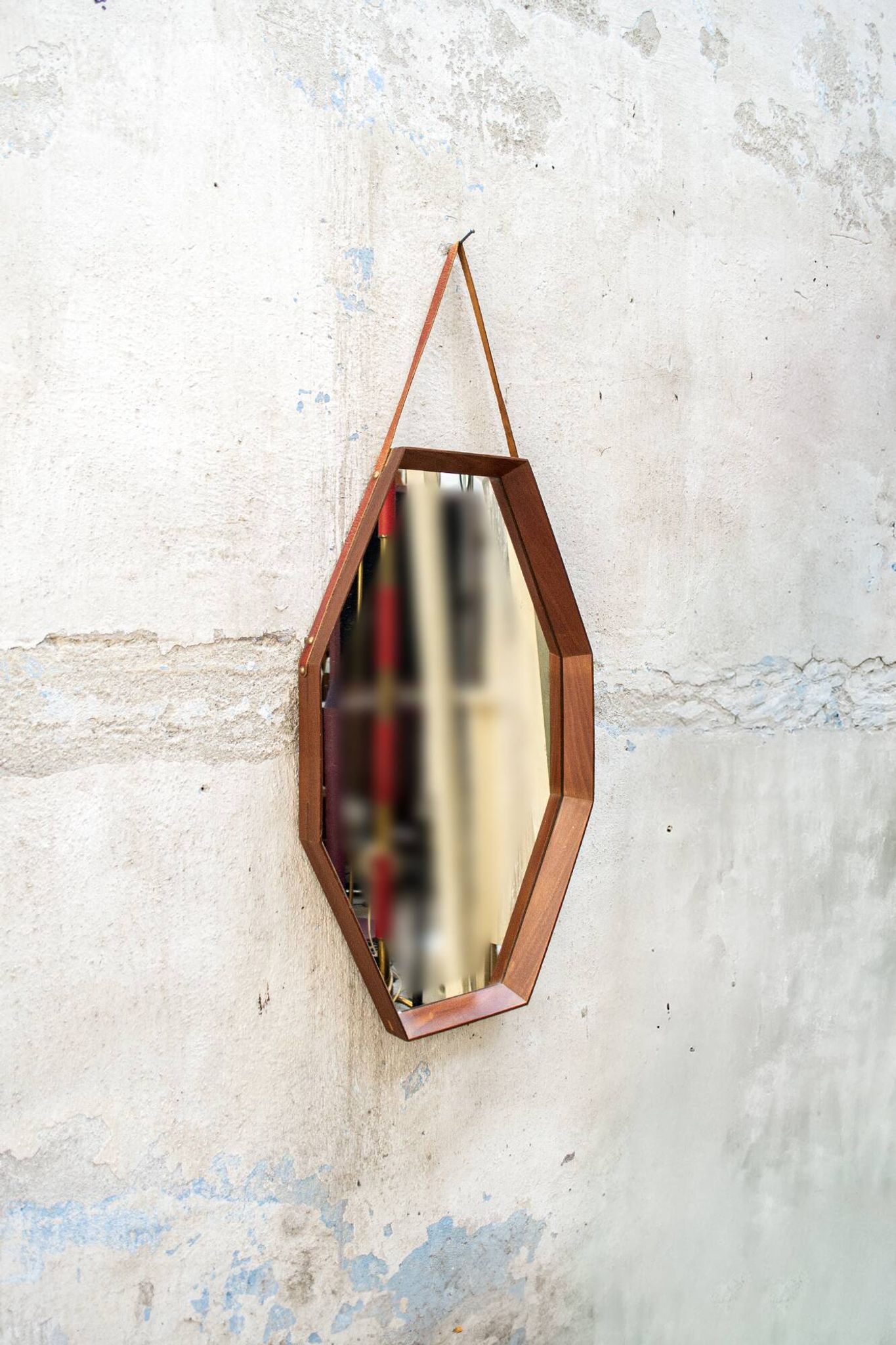 Miroir mural octogonal en bois massif et cuir, années 1950