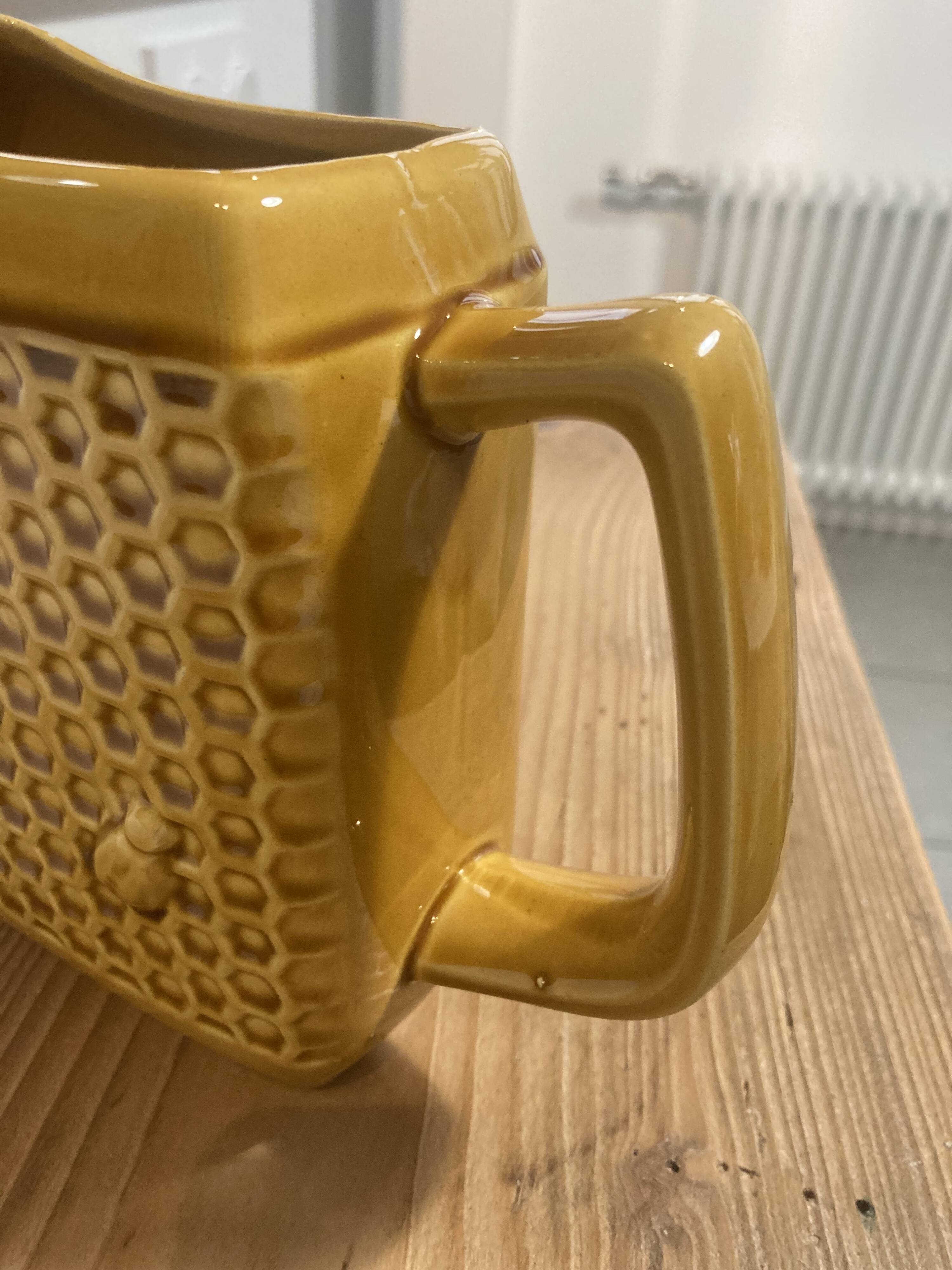 Abeilles slip pitcher signed Saint Clément