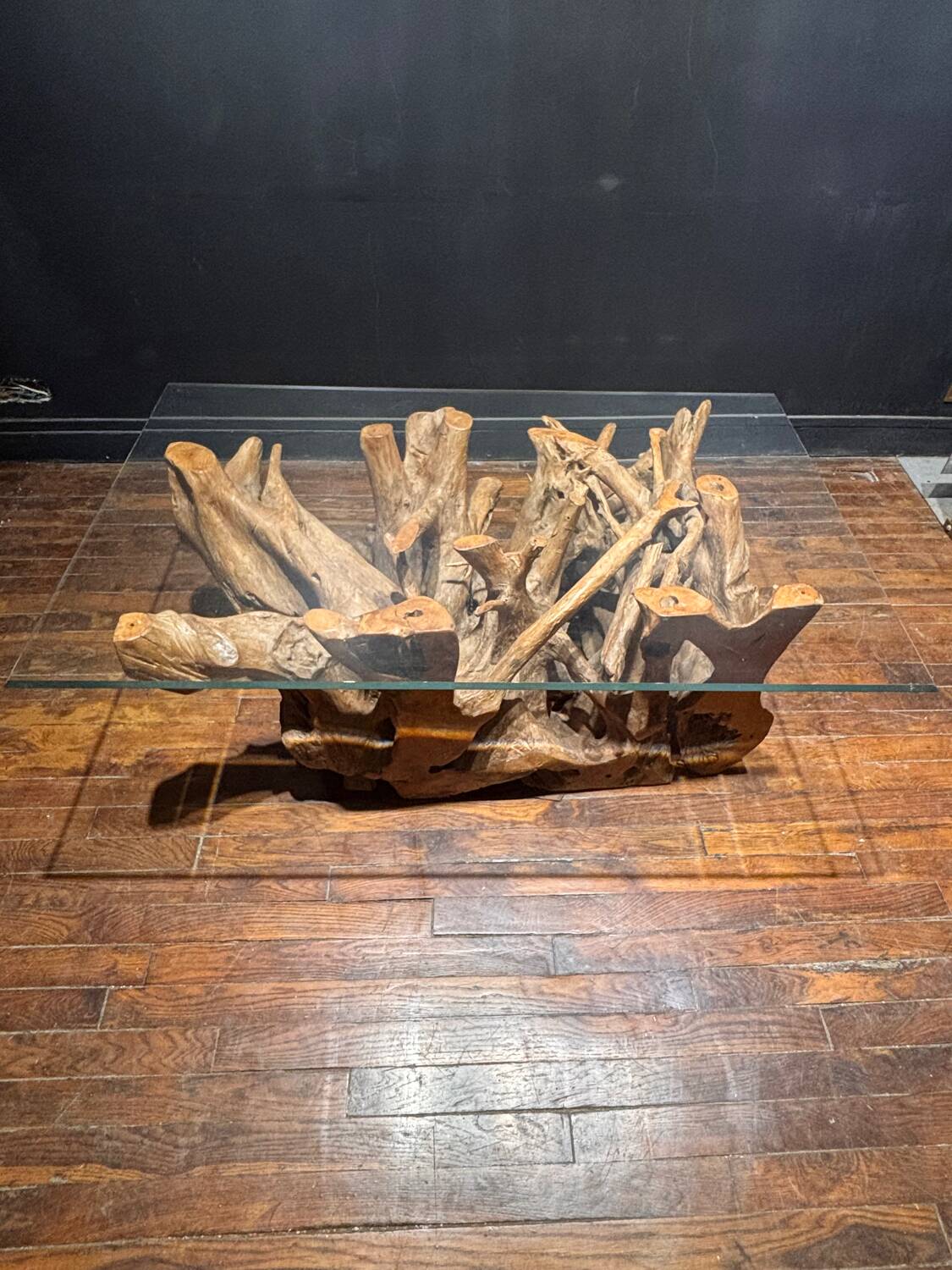 Design coffee table in driftwood and glass – Unique and natural piece