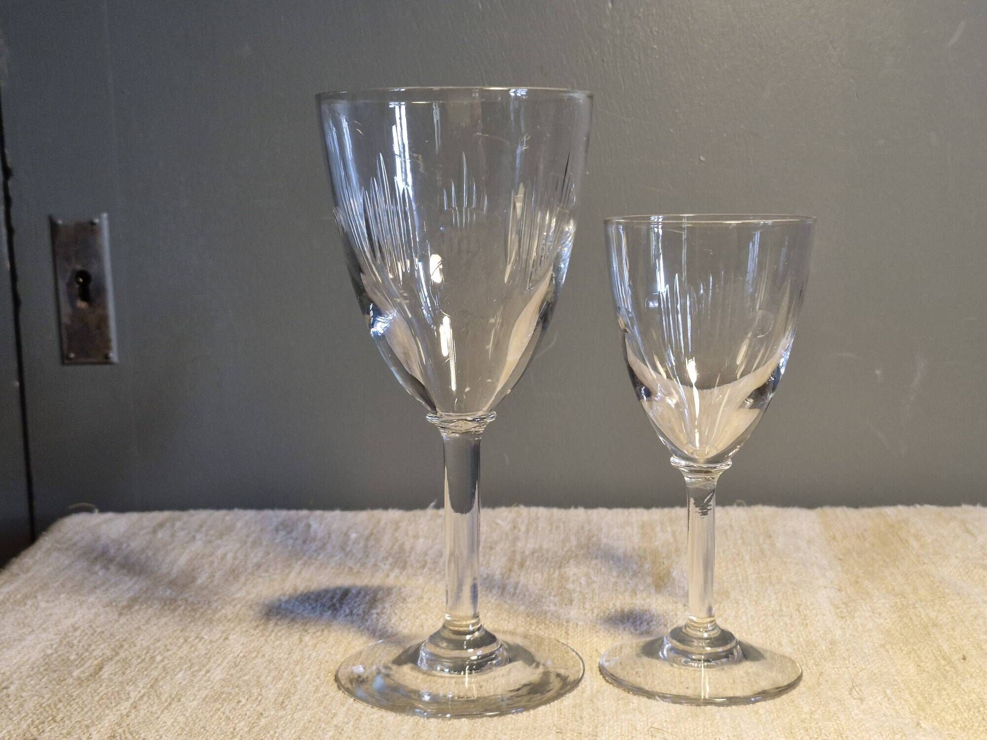 12 glasses - 6 water - 6 wine - Small carved decoration - Period 1900