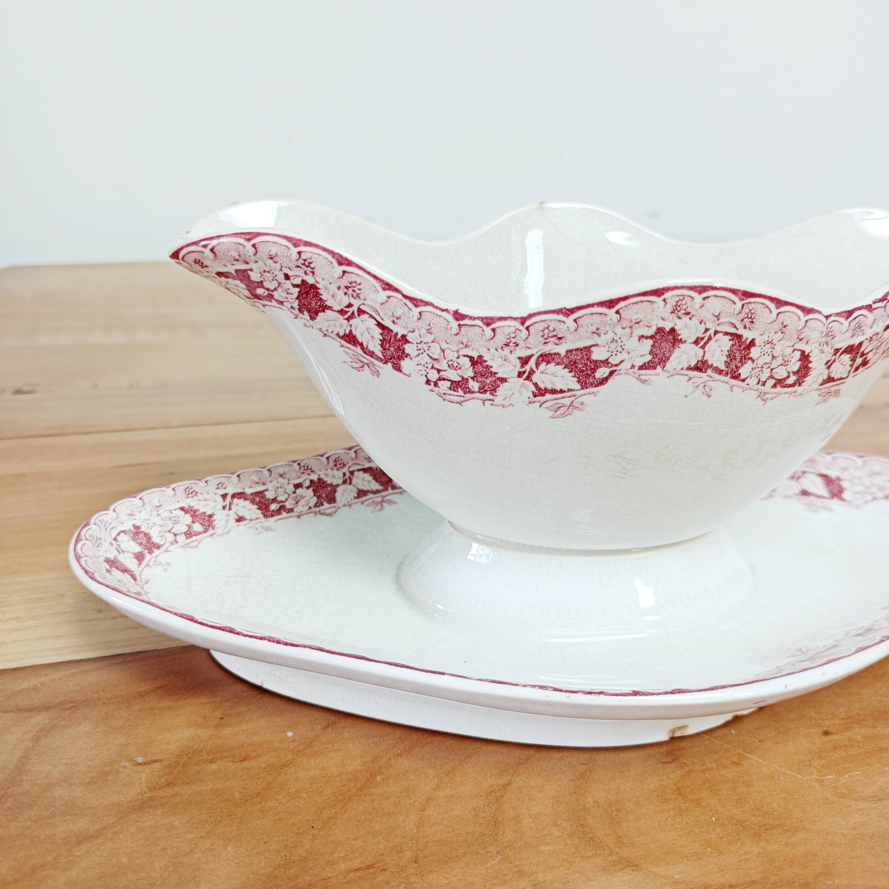 Iron earth sauce boat Moulin des Loups and Hamage, red mulberry