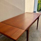 Table with Scandinavian-style extension spieces