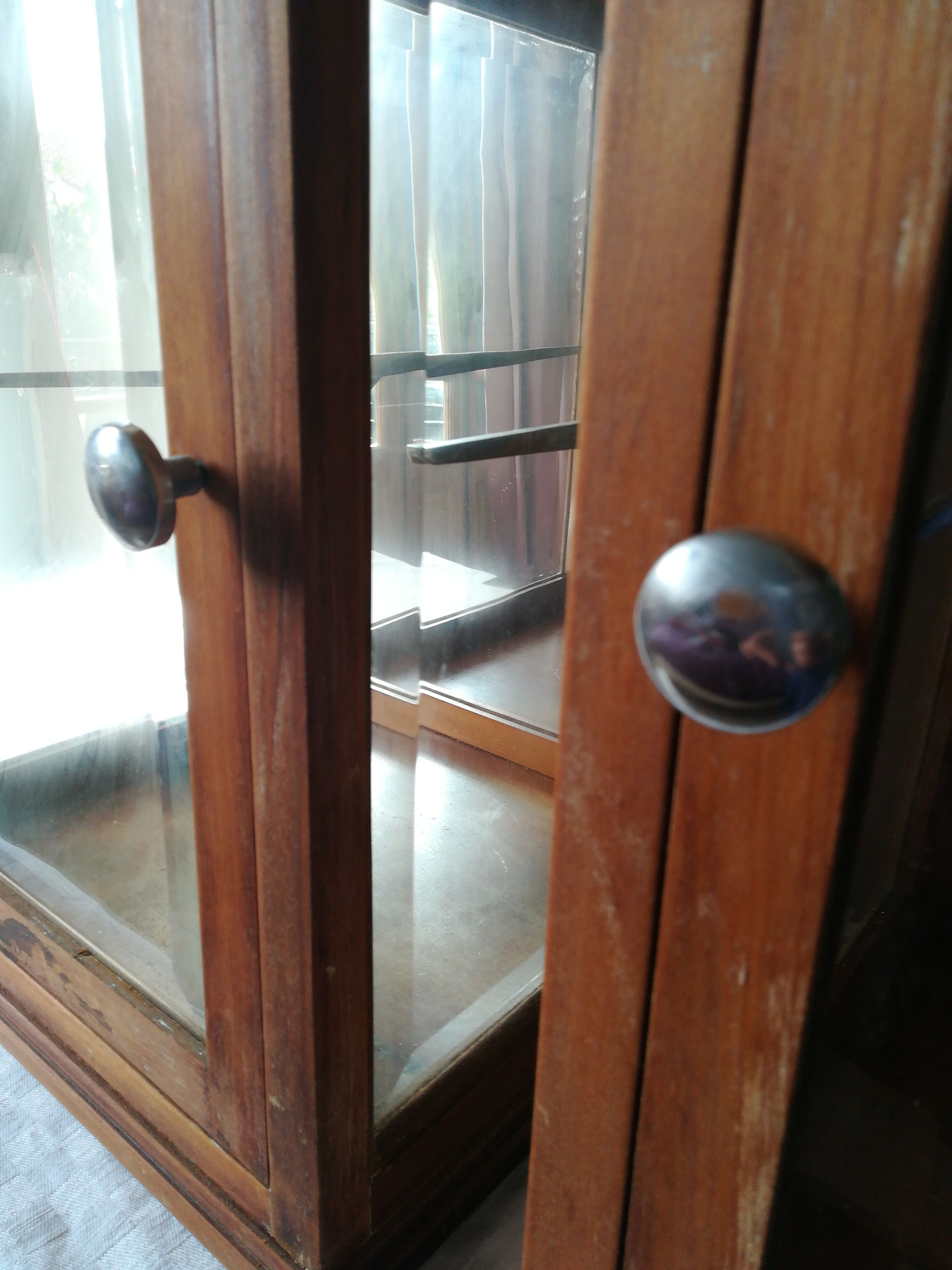 Paire de vitrines en noyer art deco