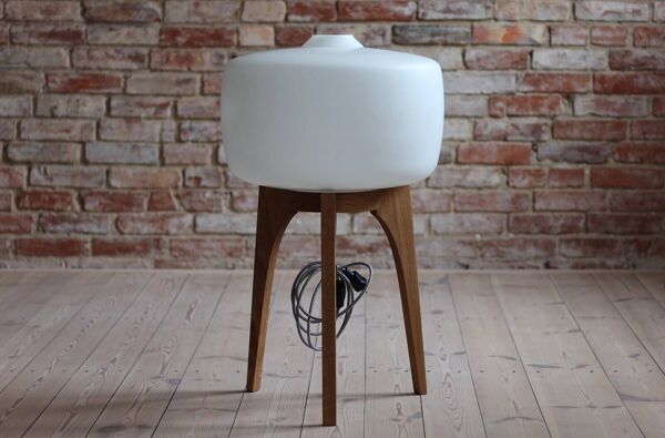 Lampadaire, abat-jour en verre blanc, base en bois, style spatial, milieu du siècle