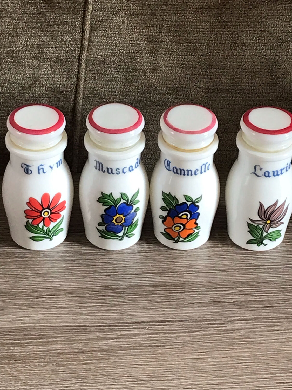 Lot de 4 pot à épices en opaline vintage