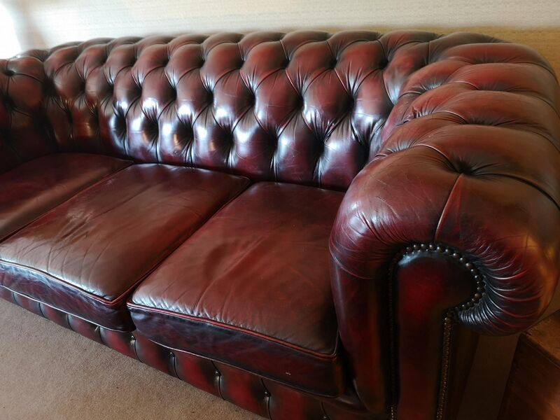 Three-seater burgundy burgundy leather chesterfield sofa