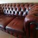 Three-seater burgundy burgundy leather chesterfield sofa