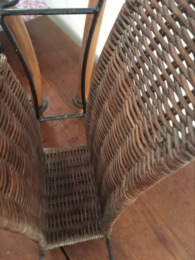 Porte-revues vintage en osier et bois