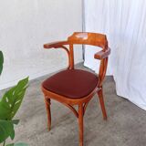 Fauteuil vintage en bois courbé : chaise de pub irlandaise en similicuir rouge des années 1970