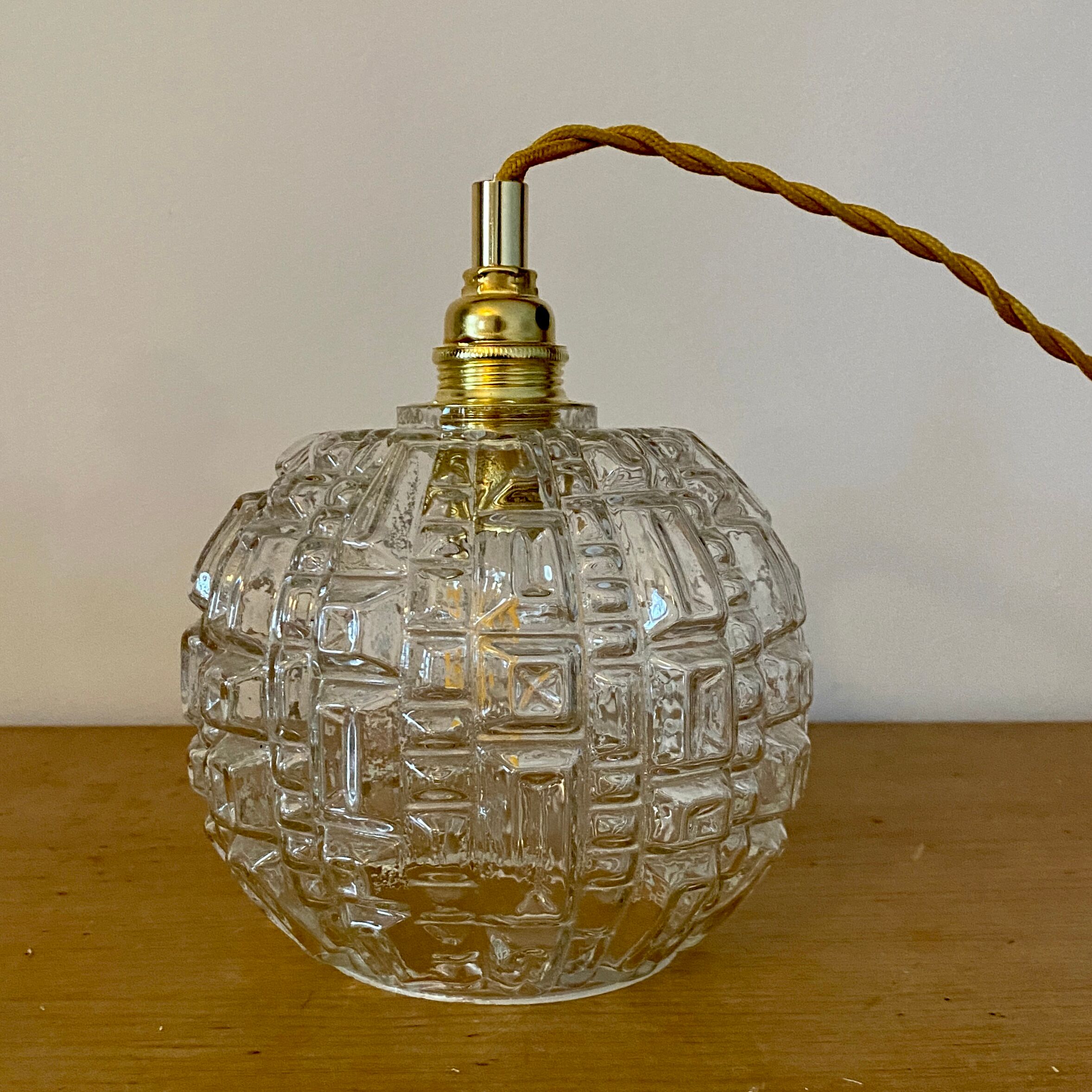 Baladeuse globe vintage en verre moulé
