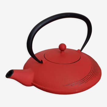 Flat Japanese teapot in red cast iron